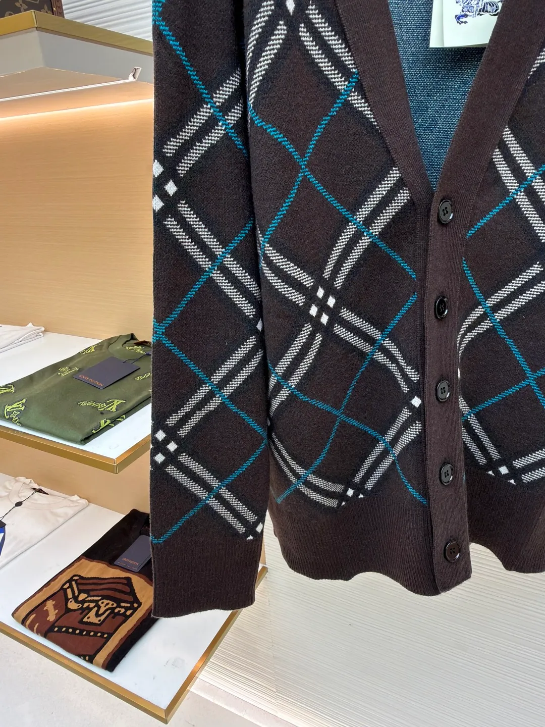 Burberry V-neck wool knitted cardigan ●Original version: Purchased and developed for 2899 ●Item number: 1680928-A95 ●Material: wool blended fabric ●Technology: knitted production ●Version: loose fit ●Weight: about 765 grams ●Size: S-M-L-XL-XXL ●Description: Made of selected wool and cashmere blended fabric, showing a jacquard worsted plaid pattern, creating an exquisite design. The weight factor makes the clothes very drapey, and the design of the cardigan makes the upper body more lazy. It is made of lightweight wool and mohair blended fabrics. Features a V-neck design for a casual fit. A must-have wardrobe interpretation with a distinctive brand style. The overall wiring is straight and delicate, the fabric is comfortable and soft, and the color is consistent without color difference. It can be matched with the same style to create a fashionable look and control various occasions. Customized accessories, complete with three standards, same style for men and women!