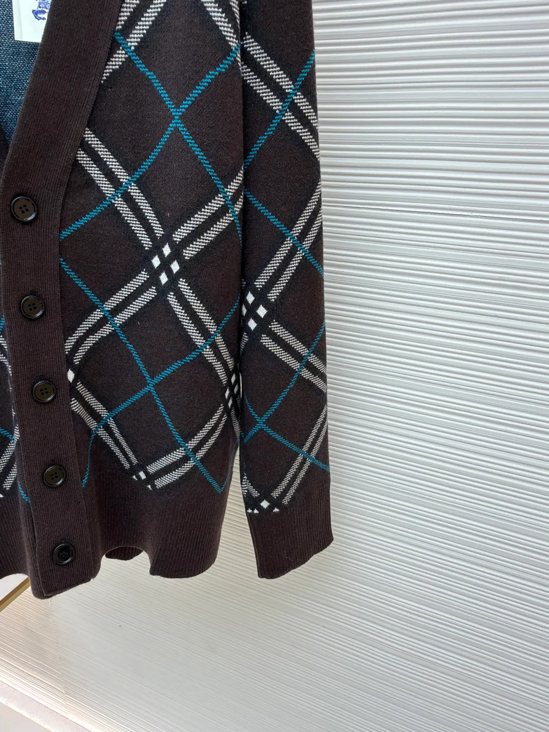 Burberry V-neck wool knitted cardigan ●Original version: Purchased and developed for 2899 ●Item number: 1680928-A95 ●Material: wool blended fabric ●Technology: knitted production ●Version: loose fit ●Weight: about 765 grams ●Size: S-M-L-XL-XXL ●Description: Made of selected wool and cashmere blended fabric, showing a jacquard worsted plaid pattern, creating an exquisite design. The weight factor makes the clothes very drapey, and the design of the cardigan makes the upper body more lazy. It is made of lightweight wool and mohair blended fabrics. Features a V-neck design for a casual fit. A must-have wardrobe interpretation with a distinctive brand style. The overall wiring is straight and delicate, the fabric is comfortable and soft, and the color is consistent without color difference. It can be matched with the same style to create a fashionable look and control various occasions. Customized accessories, complete with three standards, same style for men and women!