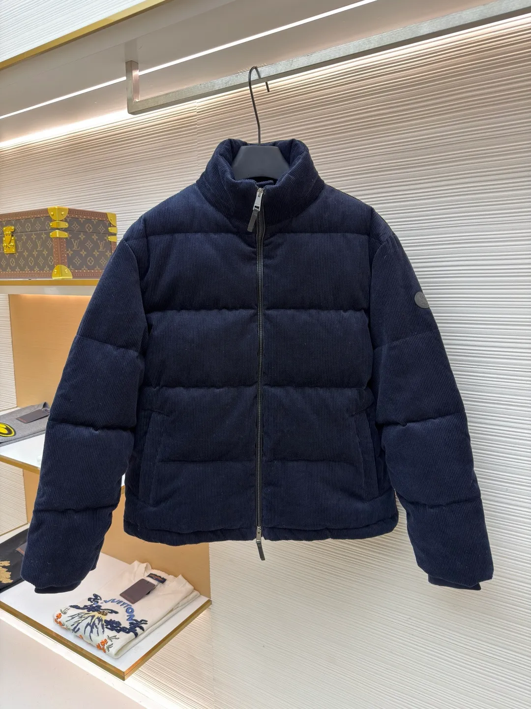 Burberry Corduroy Down Jacket ●Original version: Purchased and developed by 9591 ●Item No.: 1682088-D60 ●Fabric: White duck down fabric ●Technology: Mechanically filled with down ●Color: Navy blue ●Version: Fitted version ●Weight: about 1415g ●Size: S-M-L-XL ●Description: Filled with 90 white duck down fully and evenly, with a weight of 300g, ensuring good warmth. The seams are hemmed to prevent down from leaking out and increase the durability of the garment. The corduroy strips need to be aligned at the splicing point to maintain the coordination of the overall appearance. Corduroy is a pain point in production. The resulting fabric light difference, smoothing difference and loss are very large. There is no need to worry about color difference when the fabric is custom-woven and dyed. There is no doubt about the drape after the fabric density is in place. The overall wiring is straight and delicate, the fabric is comfortable and soft, and the color is consistent without color difference. It can be matched with the same style to create a fashionable look and control various occasions. Customized accessories, complete with three standards, same style for men and women!