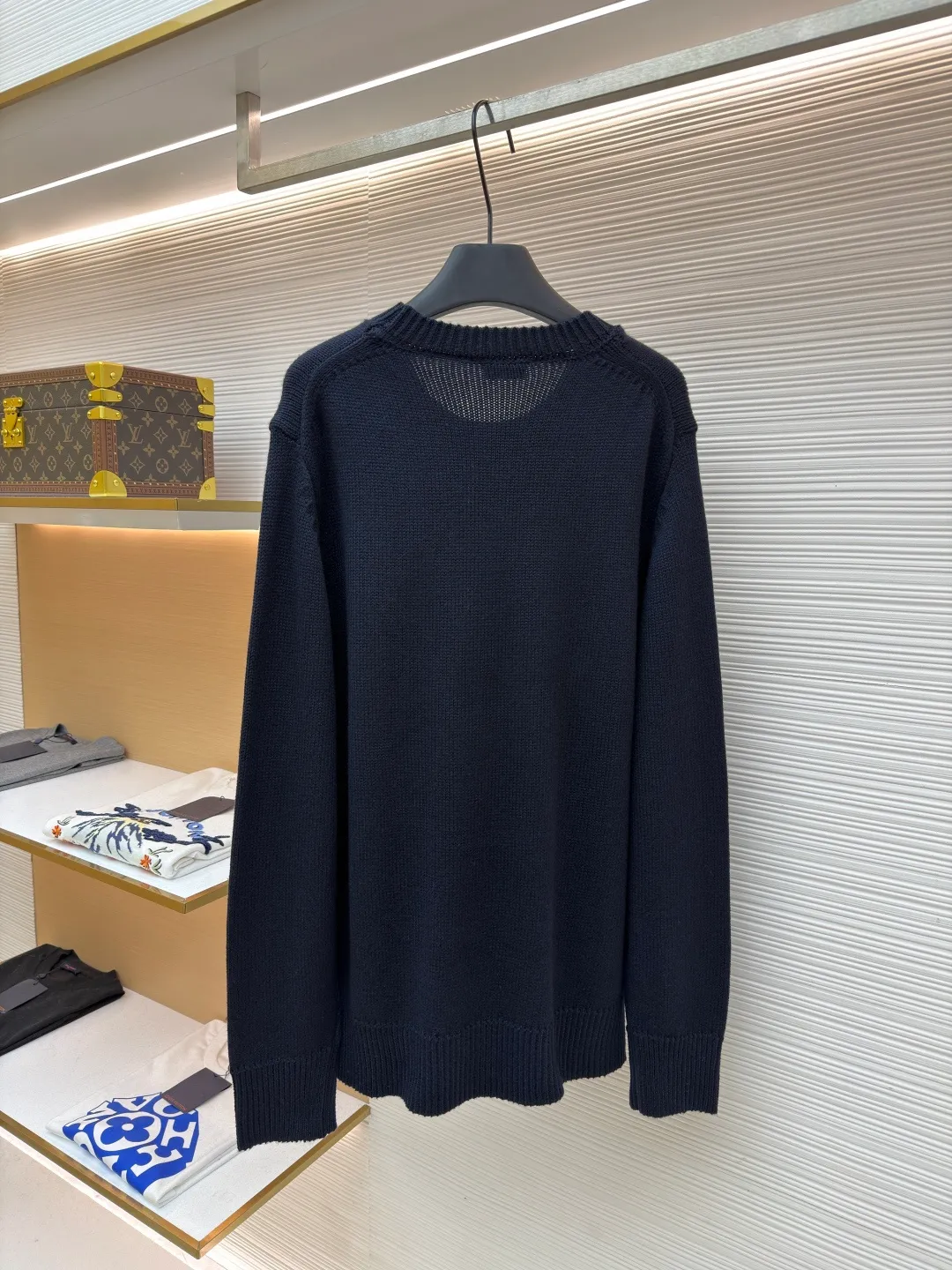 Burberry equestrian logo embroidered wool blend sweater ●Original version: purchased and developed by 10359 ●Item number: 1682539-B40 ●Fabric: wool fabric ●Technology: knitted ●Color: navy ●Version: fitted version ●Weight: about 690 grams ●Size: S-M-L-XL ●Description: The golden blended fabric is made of wool as the main body and cashmere as the supplement. It is woven with thick yarn and feels as soft and plump as clouds. The crispness of wool and the delicate interweaving of cashmere not only retain the breathable and warm properties of natural fibers, but also give the fabric just the right drape, making the upper body light and burden-free. The delicate knitted texture shows a soft luster under the light, and the dark tone highlights the high-end texture of the fabric, injecting warmth into autumn and winter wear. Rib knit decoration: The collar, cuffs and hem are made of wool and cashmere with a small amount of elastic fiber and polyamide rib weaving. The tight and elastic coil structure ensures that it fits the body shape and is not easy to deform when worn. It has both a comfortable wrapping feeling and a neat silhouette. The iconic equestrian knight logo is reinterpreted with cross-stitch technology. The embroidery thread is blended from 68% polyester fiber + 16% acrylic fiber + 16% wool. The color is full and tough. The dynamic lines of the knight and the horse are outlined through fine stitching. The red main tone is intertwined with gold and blue details. The three-dimensional embroidery method makes the pattern come to life, like a miniature work of art, injecting retro and vitality into the classic casual silhouette. The shrinking properties of cashmere fiber are used to shrink knitted sweaters. The overall wiring is straight and delicate, the fabric is comfortable and soft, and the color is consistent without color difference. It can be matched with the same style to create a fashionable look and control various occasions. Customized accessories, complete with three standards, same style for men and women!