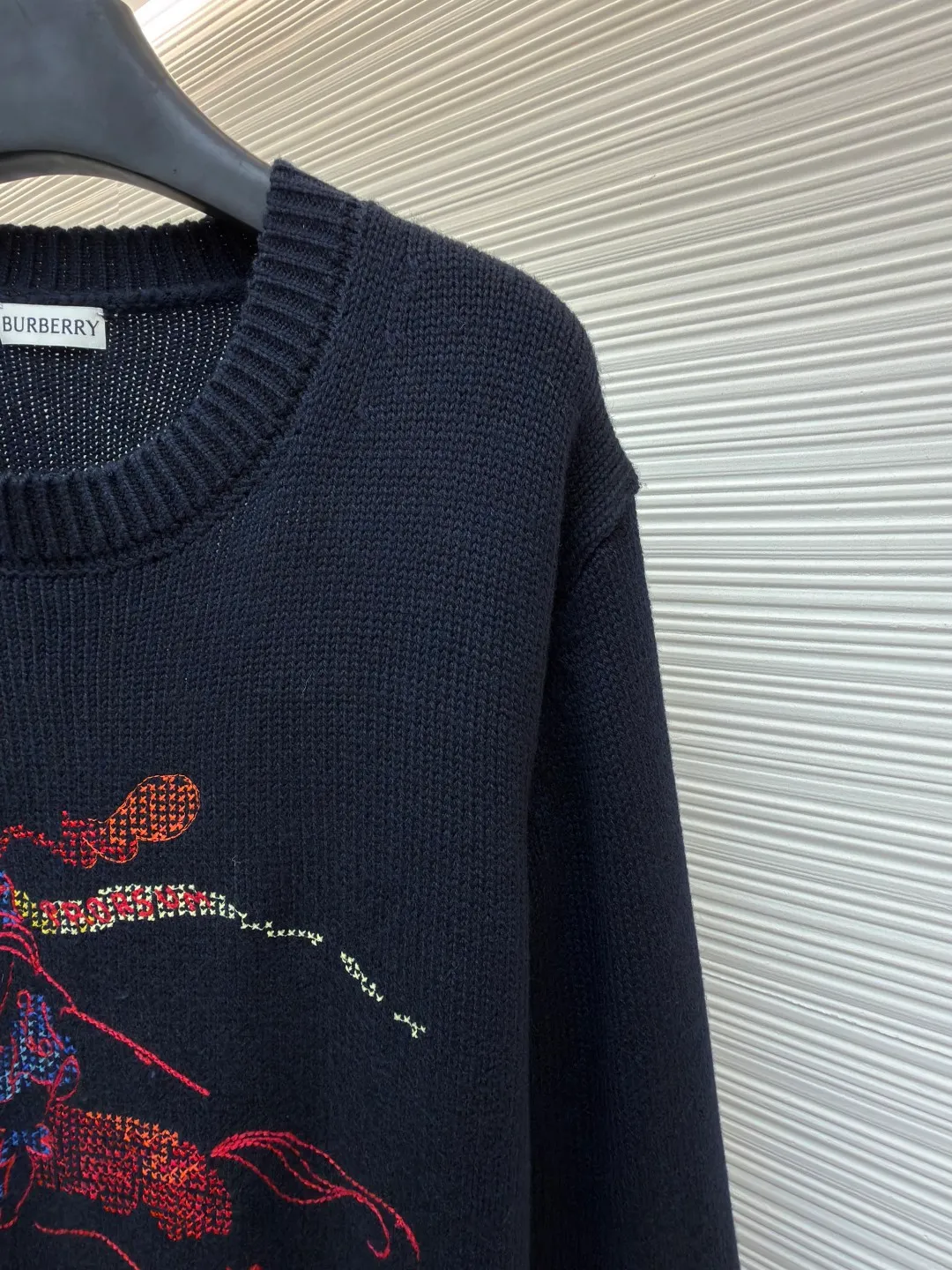 Burberry equestrian logo embroidered wool blend sweater ●Original version: purchased and developed by 10359 ●Item number: 1682539-B40 ●Fabric: wool fabric ●Technology: knitted ●Color: navy ●Version: fitted version ●Weight: about 690 grams ●Size: S-M-L-XL ●Description: The golden blended fabric is made of wool as the main body and cashmere as the supplement. It is woven with thick yarn and feels as soft and plump as clouds. The crispness of wool and the delicate interweaving of cashmere not only retain the breathable and warm properties of natural fibers, but also give the fabric just the right drape, making the upper body light and burden-free. The delicate knitted texture shows a soft luster under the light, and the dark tone highlights the high-end texture of the fabric, injecting warmth into autumn and winter wear. Rib knit decoration: The collar, cuffs and hem are made of wool and cashmere with a small amount of elastic fiber and polyamide rib weaving. The tight and elastic coil structure ensures that it fits the body shape and is not easy to deform when worn. It has both a comfortable wrapping feeling and a neat silhouette. The iconic equestrian knight logo is reinterpreted with cross-stitch technology. The embroidery thread is blended from 68% polyester fiber + 16% acrylic fiber + 16% wool. The color is full and tough. The dynamic lines of the knight and the horse are outlined through fine stitching. The red main tone is intertwined with gold and blue details. The three-dimensional embroidery method makes the pattern come to life, like a miniature work of art, injecting retro and vitality into the classic casual silhouette. The shrinking properties of cashmere fiber are used to shrink knitted sweaters. The overall wiring is straight and delicate, the fabric is comfortable and soft, and the color is consistent without color difference. It can be matched with the same style to create a fashionable look and control various occasions. Customized accessories, complete with three standards, same style for men and women!