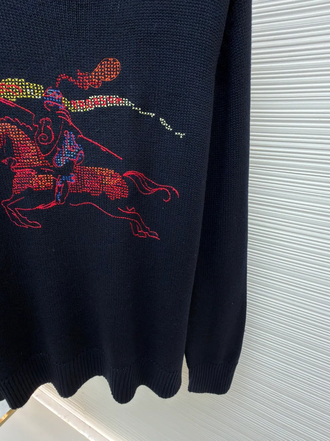 Burberry equestrian logo embroidered wool blend sweater ●Original version: purchased and developed by 10359 ●Item number: 1682539-B40 ●Fabric: wool fabric ●Technology: knitted ●Color: navy ●Version: fitted version ●Weight: about 690 grams ●Size: S-M-L-XL ●Description: The golden blended fabric is made of wool as the main body and cashmere as the supplement. It is woven with thick yarn and feels as soft and plump as clouds. The crispness of wool and the delicate interweaving of cashmere not only retain the breathable and warm properties of natural fibers, but also give the fabric just the right drape, making the upper body light and burden-free. The delicate knitted texture shows a soft luster under the light, and the dark tone highlights the high-end texture of the fabric, injecting warmth into autumn and winter wear. Rib knit decoration: The collar, cuffs and hem are made of wool and cashmere with a small amount of elastic fiber and polyamide rib weaving. The tight and elastic coil structure ensures that it fits the body shape and is not easy to deform when worn. It has both a comfortable wrapping feeling and a neat silhouette. The iconic equestrian knight logo is reinterpreted with cross-stitch technology. The embroidery thread is blended from 68% polyester fiber + 16% acrylic fiber + 16% wool. The color is full and tough. The dynamic lines of the knight and the horse are outlined through fine stitching. The red main tone is intertwined with gold and blue details. The three-dimensional embroidery method makes the pattern come to life, like a miniature work of art, injecting retro and vitality into the classic casual silhouette. The shrinking properties of cashmere fiber are used to shrink knitted sweaters. The overall wiring is straight and delicate, the fabric is comfortable and soft, and the color is consistent without color difference. It can be matched with the same style to create a fashionable look and control various occasions. Customized accessories, complete with three standards, same style for men and women!