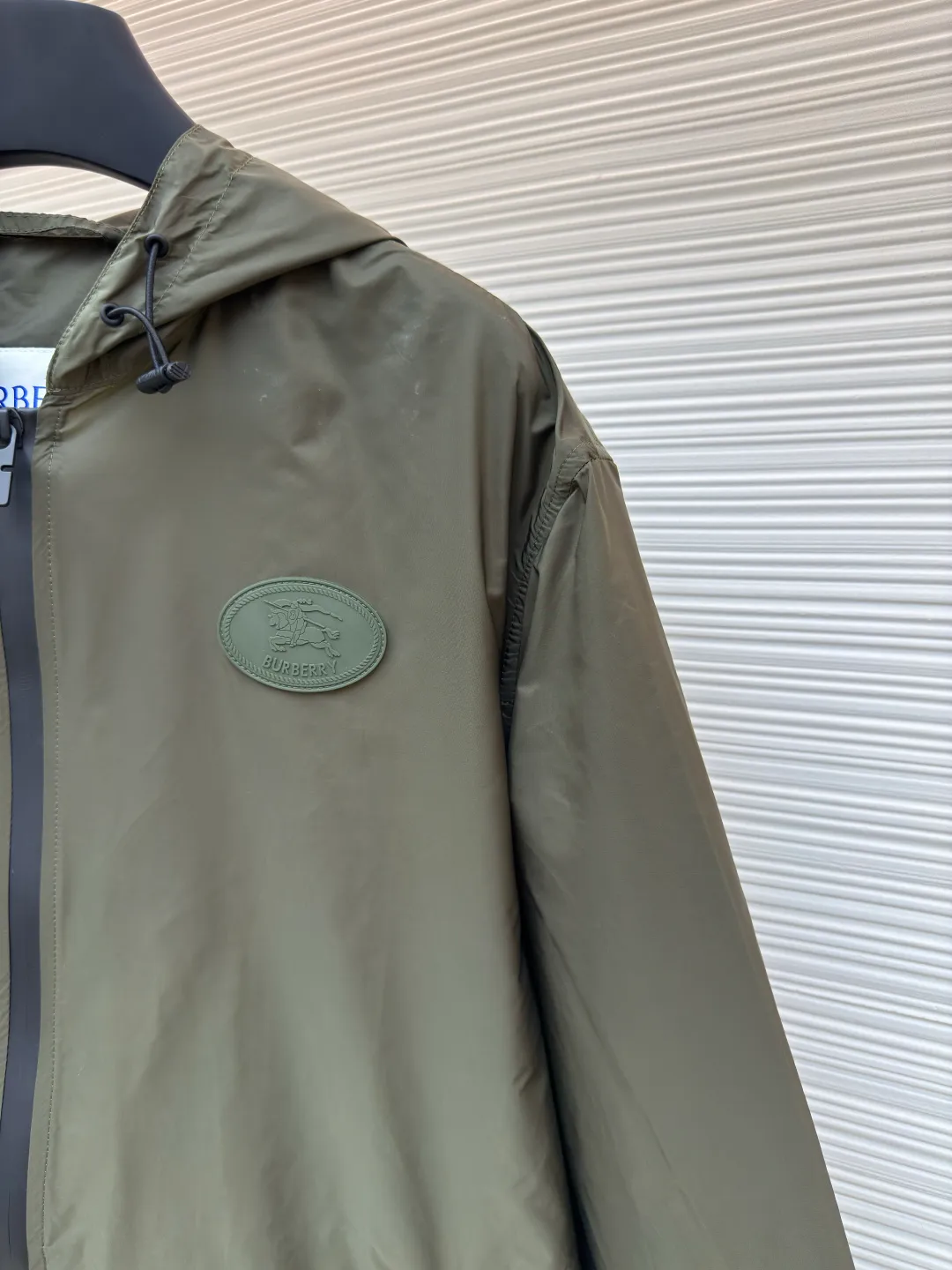 Burberry Knight's Seal Jacket ●Authentic product: Purchased and developed by 6283 ●Item number: 1680541-B25 ●Fabric: nylon fabric ●Technology: Positioning cutting machine ●Version: Fitted version ●Weight: about 305 grams ●Size: S-M-L-XL ●Description: Nylon fabric made of 100% polyamide fiber. Its molecular chain structure gives it extremely strong resistance to friction and wear. At the same time, it has high fracture strength, nodule strength, and good toughness, making it able to withstand large tensile forces and impact forces and is not easily damaged. After special weaving technology and anti-static treatment, the breathability and anti-static performance are significantly improved, greatly improving the wearing experience. Strong three-dimensional effect: During the printing process of glue printing, the glue will form a thick colloid layer, giving the printed pattern a three-dimensional effect. It not only enhances the visual effect of printing, but also makes the hand feel richer. Good durability. After the glue printing is cured, the printed pattern is closely integrated with the fabric and is not easy to fall off. The overall wiring is straight and delicate, the fabric is comfortable and soft, and the color is consistent without color difference. It can be matched with the same style to create a fashionable look and control various occasions. Customized accessories, complete with three standards, same style for men and women!