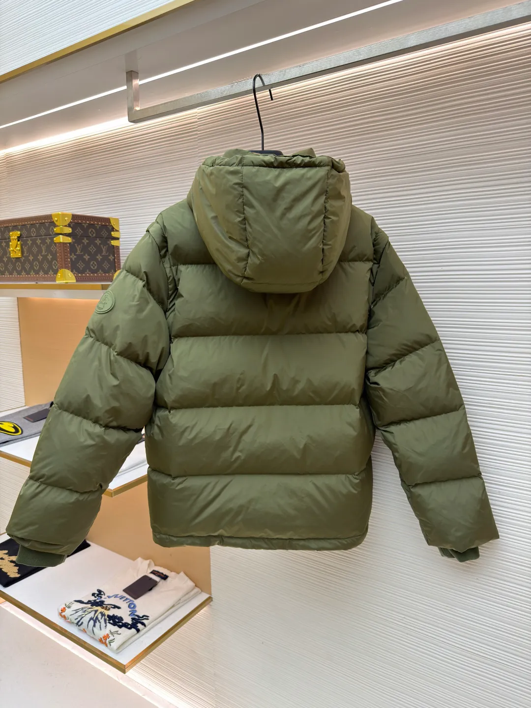 Burberry detachable sleeve down jacket ●Original version: Purchased and developed by 7308 ●Item number: 1682185-C85 ●Fabric: goose down fabric ●Technology: mechanical down filling ●Color: green ●Type: fitted version ●Weight: about 1080 grams ●Size: S-M-L-XL ●Description: Filled with goose down and thermal fiber. Decorated with the brand's knight's seal appliqué, inspired by archival graphics from the 1980s. Incorporating detachable sleeve design, you can freely switch between jacket and vest styles. Featuring a relaxed fit, the detachable hood and collar are lined in wool and accented with Burberry check. Two-way zip closure and detachable drawstring hood. Detachable sleeves Side zip pockets Drawstring hem Windproof cuffs Burberry check lining on hood and collar Knight seal appliqué on sleeves. The overall wiring is straight and delicate, the fabric is comfortable and soft, and the color is consistent without color difference. It can be matched with the same style to create a fashionable look and control various occasions. Customized accessories, complete with three standards, same style for men and women!