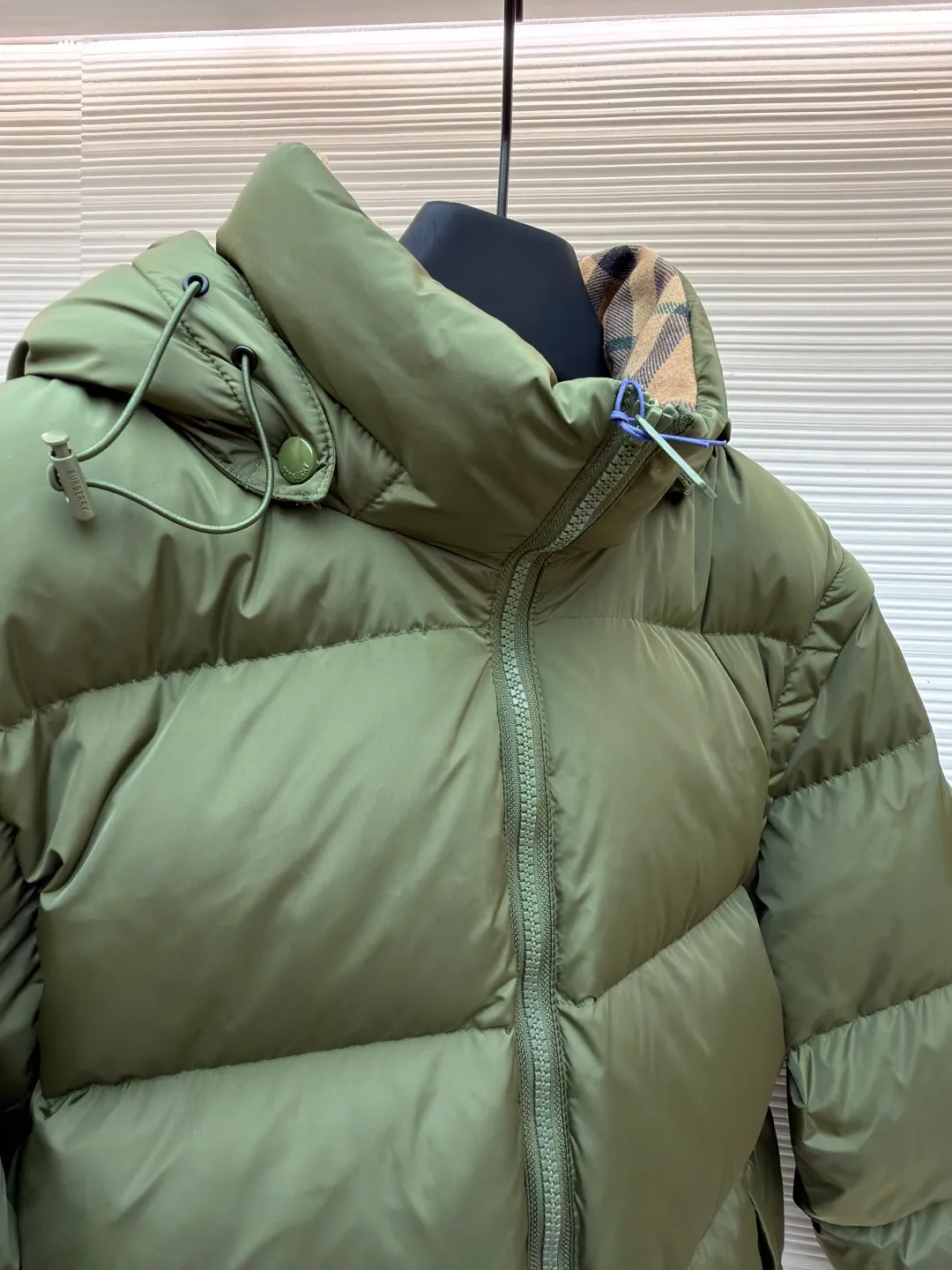 Burberry detachable sleeve down jacket ●Original version: Purchased and developed by 7308 ●Item number: 1682185-C85 ●Fabric: goose down fabric ●Technology: mechanical down filling ●Color: green ●Type: fitted version ●Weight: about 1080 grams ●Size: S-M-L-XL ●Description: Filled with goose down and thermal fiber. Decorated with the brand's knight's seal appliqué, inspired by archival graphics from the 1980s. Incorporating detachable sleeve design, you can freely switch between jacket and vest styles. Featuring a relaxed fit, the detachable hood and collar are lined in wool and accented with Burberry check. Two-way zip closure and detachable drawstring hood. Detachable sleeves Side zip pockets Drawstring hem Windproof cuffs Burberry check lining on hood and collar Knight seal appliqué on sleeves. The overall wiring is straight and delicate, the fabric is comfortable and soft, and the color is consistent without color difference. It can be matched with the same style to create a fashionable look and control various occasions. Customized accessories, complete with three standards, same style for men and women!