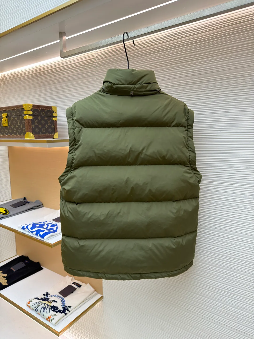 Burberry detachable sleeve down jacket ●Original version: Purchased and developed by 7308 ●Item number: 1682185-C85 ●Fabric: goose down fabric ●Technology: mechanical down filling ●Color: green ●Type: fitted version ●Weight: about 1080 grams ●Size: S-M-L-XL ●Description: Filled with goose down and thermal fiber. Decorated with the brand's knight's seal appliqué, inspired by archival graphics from the 1980s. Incorporating detachable sleeve design, you can freely switch between jacket and vest styles. Featuring a relaxed fit, the detachable hood and collar are lined in wool and accented with Burberry check. Two-way zip closure and detachable drawstring hood. Detachable sleeves Side zip pockets Drawstring hem Windproof cuffs Burberry check lining on hood and collar Knight seal appliqué on sleeves. The overall wiring is straight and delicate, the fabric is comfortable and soft, and the color is consistent without color difference. It can be matched with the same style to create a fashionable look and control various occasions. Customized accessories, complete with three standards, same style for men and women!