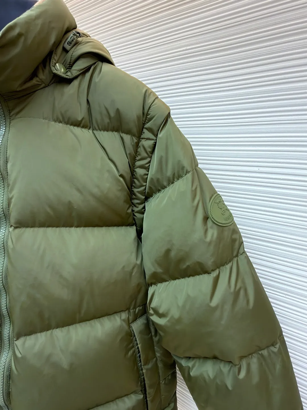 Burberry detachable sleeve down jacket ●Original version: Purchased and developed by 7308 ●Item number: 1682185-C85 ●Fabric: goose down fabric ●Technology: mechanical down filling ●Color: green ●Type: fitted version ●Weight: about 1080 grams ●Size: S-M-L-XL ●Description: Filled with goose down and thermal fiber. Decorated with the brand's knight's seal appliqué, inspired by archival graphics from the 1980s. Incorporating detachable sleeve design, you can freely switch between jacket and vest styles. Featuring a relaxed fit, the detachable hood and collar are lined in wool and accented with Burberry check. Two-way zip closure and detachable drawstring hood. Detachable sleeves Side zip pockets Drawstring hem Windproof cuffs Burberry check lining on hood and collar Knight seal appliqué on sleeves. The overall wiring is straight and delicate, the fabric is comfortable and soft, and the color is consistent without color difference. It can be matched with the same style to create a fashionable look and control various occasions. Customized accessories, complete with three standards, same style for men and women!