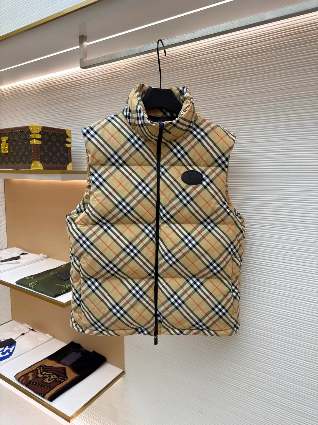 Burberry plaid logo down vest ●Original version: Purchased and developed by 7031 ●Item number: 1681078-C55 ●Fabric: goose down fabric ●Technology: made on positioning cutting machine ●Version: fitted version ●Weight: about 510 grams ●Size: XS-S-M-L-XL ●Description: Say goodbye to the weight of winter and embrace the warmth with a light attitude. BURBERRY's plaid down vest is crafted from protective nylon fabric and filled with high-quality 90 new national standard white duck down, giving you a warm experience of cloud-like wrapping without fear of severe cold. When the hood is not needed, it can be neatly tucked into the back of the collar, maintaining the smooth silhouette and simple style of the vest, making it perfect for both business and leisure occasions. When the weather changes, you can easily unfold it and you will instantly have a protective hood to cope with sudden wind, rain or cold. This kind of "invisible" protection means that style never compromises due to function. The front chest is decorated with a silicone plaque of the knight's logo from the archives of the 1980s, showing off its extraordinary status in a low-key manner. The two-way zipper opens and closes smoothly, and the side zipper pockets and drawstring hem details combine practical functionality with modern style. Concealed hooded design. The overall wiring is straight and delicate, the fabric is comfortable and soft, and the color is consistent without color difference. It can be matched with the same style to create a fashionable look and control various occasions. Customized accessories, complete with three standards, same style for men and women!