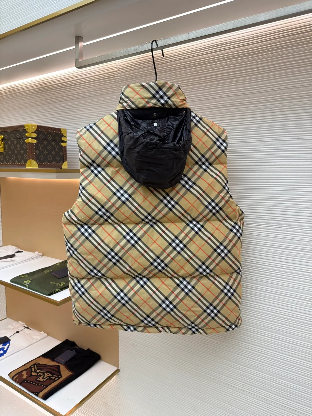 Burberry plaid logo down vest ●Original version: Purchased and developed by 7031 ●Item number: 1681078-C55 ●Fabric: goose down fabric ●Technology: made on positioning cutting machine ●Version: fitted version ●Weight: about 510 grams ●Size: XS-S-M-L-XL ●Description: Say goodbye to the weight of winter and embrace the warmth with a light attitude. BURBERRY's plaid down vest is crafted from protective nylon fabric and filled with high-quality 90 new national standard white duck down, giving you a warm experience of cloud-like wrapping without fear of severe cold. When the hood is not needed, it can be neatly tucked into the back of the collar, maintaining the smooth silhouette and simple style of the vest, making it perfect for both business and leisure occasions. When the weather changes, you can easily unfold it and you will instantly have a protective hood to cope with sudden wind, rain or cold. This kind of "invisible" protection means that style never compromises due to function. The front chest is decorated with a silicone plaque of the knight's logo from the archives of the 1980s, showing off its extraordinary status in a low-key manner. The two-way zipper opens and closes smoothly, and the side zipper pockets and drawstring hem details combine practical functionality with modern style. Concealed hooded design. The overall wiring is straight and delicate, the fabric is comfortable and soft, and the color is consistent without color difference. It can be matched with the same style to create a fashionable look and control various occasions. Customized accessories, complete with three standards, same style for men and women!