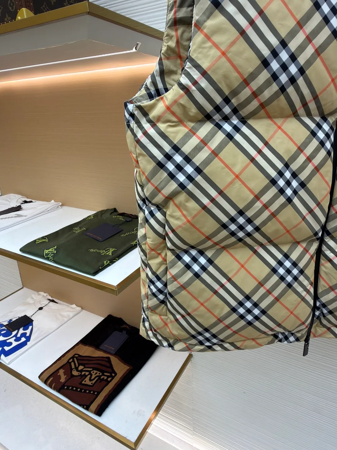 Burberry plaid logo down vest ●Original version: Purchased and developed by 7031 ●Item number: 1681078-C55 ●Fabric: goose down fabric ●Technology: made on positioning cutting machine ●Version: fitted version ●Weight: about 510 grams ●Size: XS-S-M-L-XL ●Description: Say goodbye to the weight of winter and embrace the warmth with a light attitude. BURBERRY's plaid down vest is crafted from protective nylon fabric and filled with high-quality 90 new national standard white duck down, giving you a warm experience of cloud-like wrapping without fear of severe cold. When the hood is not needed, it can be neatly tucked into the back of the collar, maintaining the smooth silhouette and simple style of the vest, making it perfect for both business and leisure occasions. When the weather changes, you can easily unfold it and you will instantly have a protective hood to cope with sudden wind, rain or cold. This kind of "invisible" protection means that style never compromises due to function. The front chest is decorated with a silicone plaque of the knight's logo from the archives of the 1980s, showing off its extraordinary status in a low-key manner. The two-way zipper opens and closes smoothly, and the side zipper pockets and drawstring hem details combine practical functionality with modern style. Concealed hooded design. The overall wiring is straight and delicate, the fabric is comfortable and soft, and the color is consistent without color difference. It can be matched with the same style to create a fashionable look and control various occasions. Customized accessories, complete with three standards, same style for men and women!