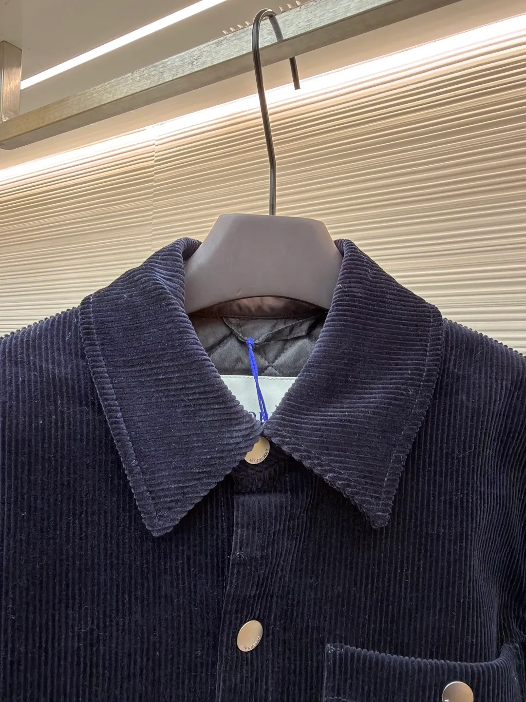 Burberry solid color lapel snap-fastening cotton jacket ●Original version: purchased and developed by 8766 ●Item number: 1681956-B40 ●Fabric: 100% cotton ●Technology: Made on positioning cutting machine ●Color: navy blue ●Version: fitted version ●Weight: about 940 grams ●Size: S-M-L-XL ●Description: This LV navy corduroy jacket is made of 8 wide corduroy fabrics, which are washed and distressed. The velvet strips are full and soft to the touch, while maintaining wrinkle resistance. The body of the garment adopts a whole-piece cutting process to ensure that the vertical texture of the corduroy is consistent and uninterrupted, and the splicing is sewn with invisible embedded clips, making the appearance more tidy. The chest patch pocket is made of double-layer quilted fabric, and the edges of the bag flap are edged with the same material. It is equipped with matte metal snap buttons, and the buckle surface is sandblasted to give a low-key texture. The ribs on the cuffs and hem are made of the same fabric and are elastic to fit the body shape. The left arm decorative plate is made of embossed + vegetable tanned leather splicing, and the brand logo is concealed and three-dimensional. The inner lining is lined with thin nylon interlining to improve the smoothness of putting on and taking off. The overall stitching stitches are evenly spaced (8 stitches per centimeter), taking into account the retro texture and practical durability. The overall wiring is straight and delicate, the fabric is comfortable and soft, and the color is consistent without color difference. It can be matched with the same style to create a fashionable look and control various occasions. Customized accessories, complete with three standards, same style for men and women!