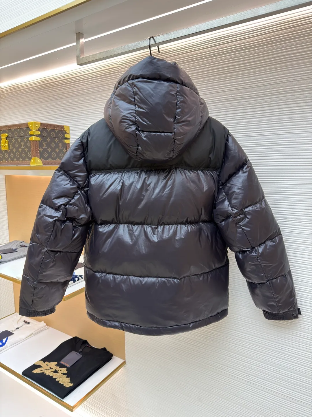 Burberry logo intarsia down jacket ●Item number: 1681230-C75 ●Material: white goose down fabric ●Technology: Mechanical down filling ●Color: black ●Version: fitted version ●Weight: about 880 grams ●Size: 48-50-52-54-56 ●Description: Paired with hood and protective hem; brand logo intarsia design, inspired by British culture in the 1990s. bb r’s latest hooded bbr ace new item, black and red! The latest high-end plastic seal decoration for men and women! A trump card that I have been looking forward to for the second half of the year (there are so few burs this year that I shed tears). This year’s bbr is a success. This one is completely new blood, new accessories, new fabrics, new styles, and new styles! Super warm European down filling, high collar hood design. The inside is open and has a windshield belt design similar to that of Mo’s! Stylish color matching, precisely because of these irreplaceable details and specifications, the first model in the industry, high quality, high-end goods, recommended for personal use! The overall wiring is straight and delicate, the fabric is comfortable and soft, and the color is consistent without color difference. It can be matched with the same style to create a fashionable look and control various occasions. Customized accessories, complete with three standards, same style for men and women!