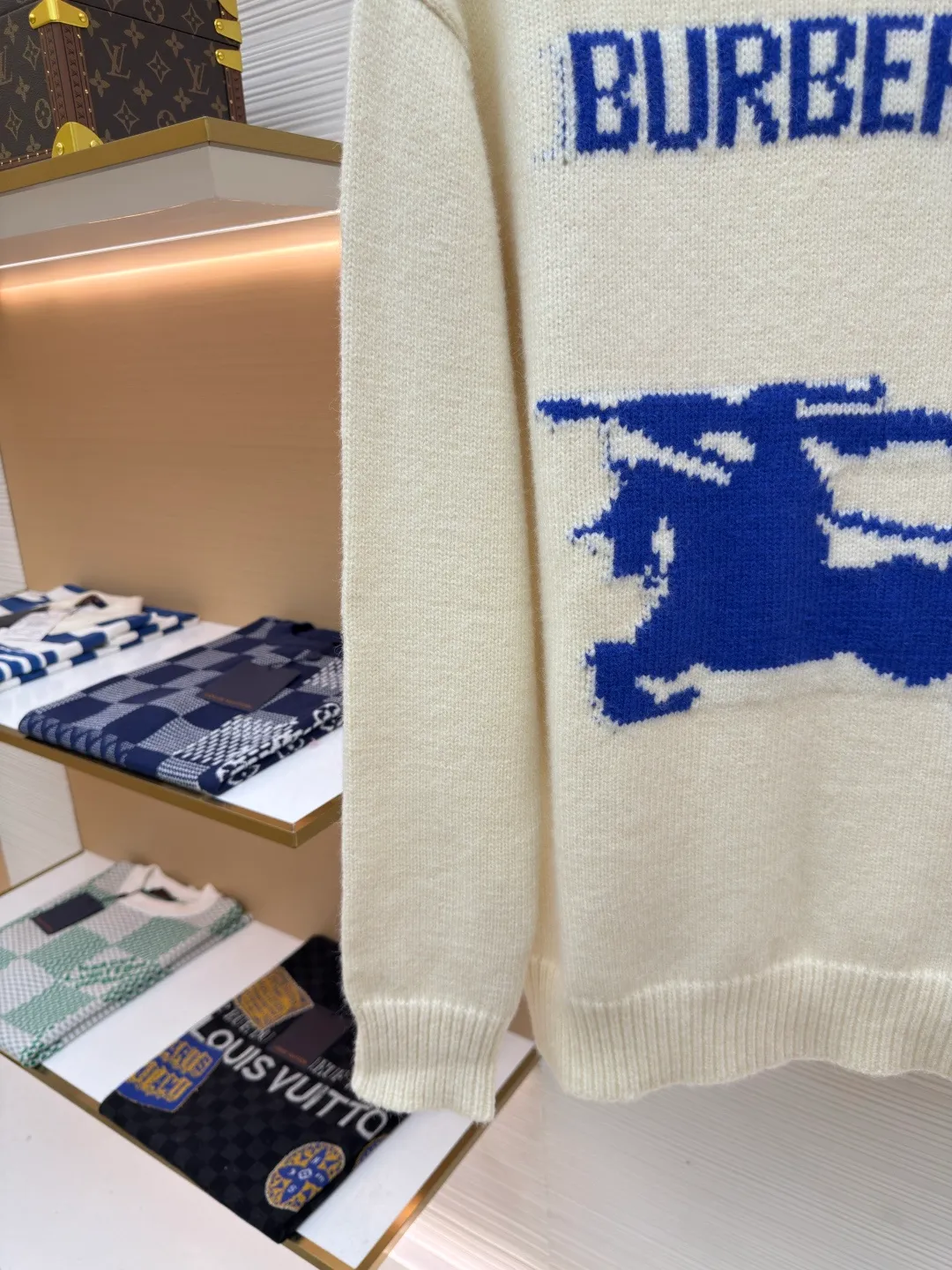 BURBERRY war horse jacquard sweater ●Authentic product: purchased and developed by 4144 ●Item number: 1680449-A90 ●Fabric: wool fabric ●Technology: jacquard production ●Version: loose fit ●Weight: about 645 grams ●Size: S-M-L-XL ●Description: Made of 80 wool, 20 cashmere. The fabrics are made of sheep's wool and wool with very high content, and the garments should be washed to remove impurities and sheep odor from the fabrics. The upper body effect is very supple and comfortable. The jacquard adopts the positive 7-knitting method, and the pattern lines are open-stitched. Each line shows the high-strength weaving method of imported machines. Knitted sweater in a soft wool and cashmere blend, crafted in an Italian workshop. The overall wiring is straight and delicate, the fabric is comfortable and soft, and the color is consistent without color difference. It can be matched with the same style to create a fashionable look and control various occasions. Customized accessories, complete with three standards, same style for men and women!