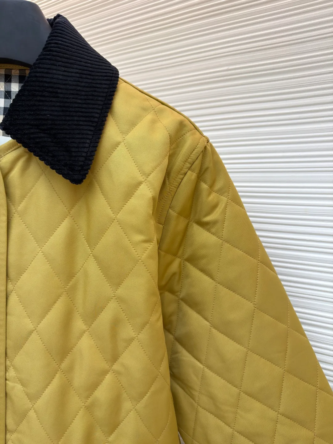 Burberry Quilted Barn Corduroy Jacket [Pocket Embroidery Style] ●Original version: purchased and developed by 4369 ●Item number: 1681525-B25 ●Fabric: corduroy fabric ●Technology: embroidery production ●Color: Khaki ●Version: Fitted version ●Weight: about 605 grams ●Size: S-M-L-XL ●Description: This Burberry The diamond quilted jacket uses classic diamond quilting technology, combining soft cotton fabric with a black corduroy collar, which not only ensures warmth but also adds a sense of layering. Diamond quilting not only enhances the visual three-dimensional effect, but also effectively prevents the filling from shifting and extends the service life of the clothing. The combination of black corduroy collar and metal buttons adds sophistication to the overall design. The loose fit design not only suits a variety of body shapes, but also provides a comfortable wearing experience. During the production process, manual tile measurement is strictly followed to ensure that the size of each piece of clothing is accurate, allowing an error range of 1-3CM, ensuring the high quality and consistency of the product. The overall craftsmanship is exquisite and the details are in place, demonstrating the consistent high-end quality and fashion taste of the Burberry brand. Purchase the original version for development, order the color and dye it, and feel free to compare it with any version on the market!