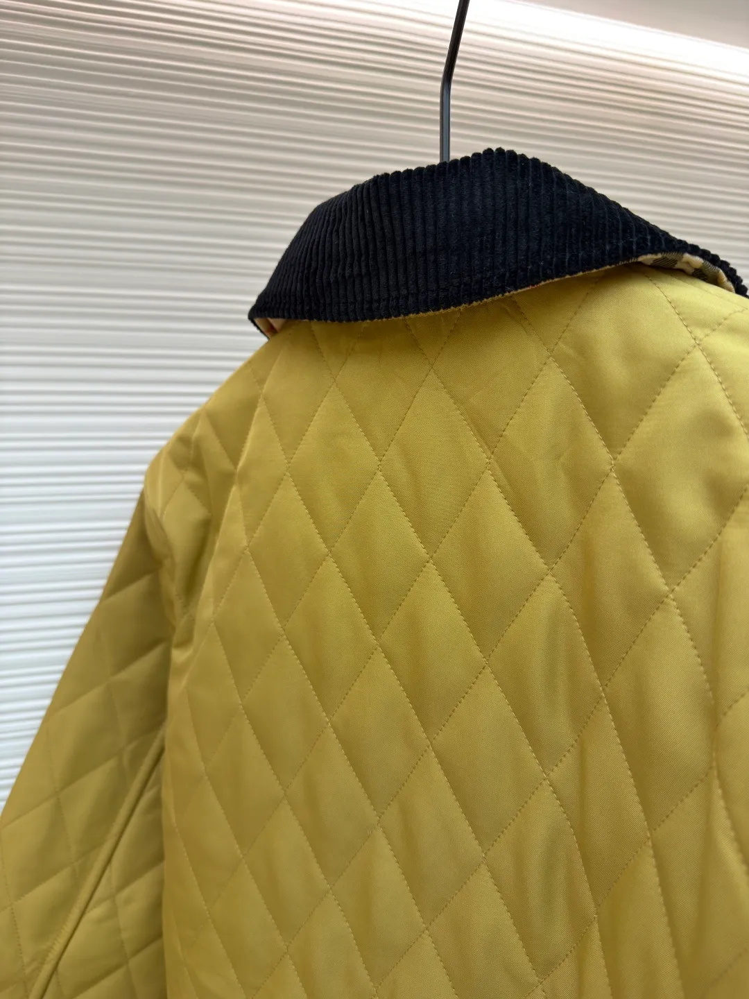Burberry Quilted Barn Corduroy Jacket [Pocket Embroidery Style] ●Original version: purchased and developed by 4369 ●Item number: 1681525-B25 ●Fabric: corduroy fabric ●Technology: embroidery production ●Color: Khaki ●Version: Fitted version ●Weight: about 605 grams ●Size: S-M-L-XL ●Description: This Burberry The diamond quilted jacket uses classic diamond quilting technology, combining soft cotton fabric with a black corduroy collar, which not only ensures warmth but also adds a sense of layering. Diamond quilting not only enhances the visual three-dimensional effect, but also effectively prevents the filling from shifting and extends the service life of the clothing. The combination of black corduroy collar and metal buttons adds sophistication to the overall design. The loose fit design not only suits a variety of body shapes, but also provides a comfortable wearing experience. During the production process, manual tile measurement is strictly followed to ensure that the size of each piece of clothing is accurate, allowing an error range of 1-3CM, ensuring the high quality and consistency of the product. The overall craftsmanship is exquisite and the details are in place, demonstrating the consistent high-end quality and fashion taste of the Burberry brand. Purchase the original version for development, order the color and dye it, and feel free to compare it with any version on the market!
