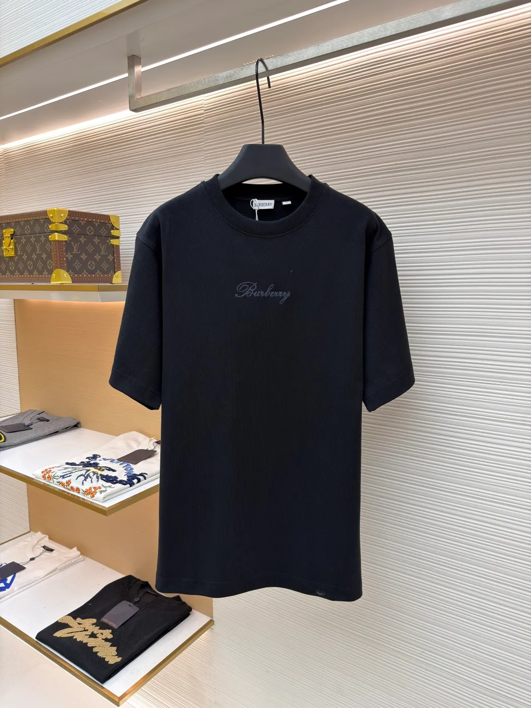 Burberry Plaid Back Letter Embroidered Round Neck Short Sleeve ●Original: Purchased and developed by 4984 ●Item No.: 1681563-A10 ●Material: pure cotton fabric ●Technology: embroidery production ●Color: black ●Version: fitted version ●Weight: about 380g ●Size: XS-S-M-L ●Description: Made of 15S fine cotton plain weave, white/230g, black/310g; matching 32S double yarn tension frame thread, 300g. Made of pure cotton plain woven fabric, this weave has a tight structure, giving the fabric a crisp texture and excellent durability, while retaining the natural breathability and skin-friendly properties of cotton. The plain woven fabric is not easy to deform, avoids being too loose and casual, and provides a neater silhouette. The chest and back are embellished with letter logo embroidery, forming a visual rhythm that echoes the front and back, both presented through chain stitch embroidery technology. These logos also use high-precision embroidery technology to ensure clear edges, strong and durable. Unique embroidery technique, its stitches are interlocking like a chain, making it more three-dimensional, softer to the touch, and has a unique texture and luster. Presenting the classic plaid pattern with this process is an innovative deconstruction of the traditional elements of the brand. It transforms the original flat pattern into a three-dimensional texture with handicraft warmth, which greatly enhances the sophistication and value of the design. The overall wiring is straight and delicate, the fabric is comfortable and soft, and the color is consistent without color difference. It can be matched with the same style to create a fashionable look and control various occasions. Customized accessories, complete with three standards, same style for men and women!