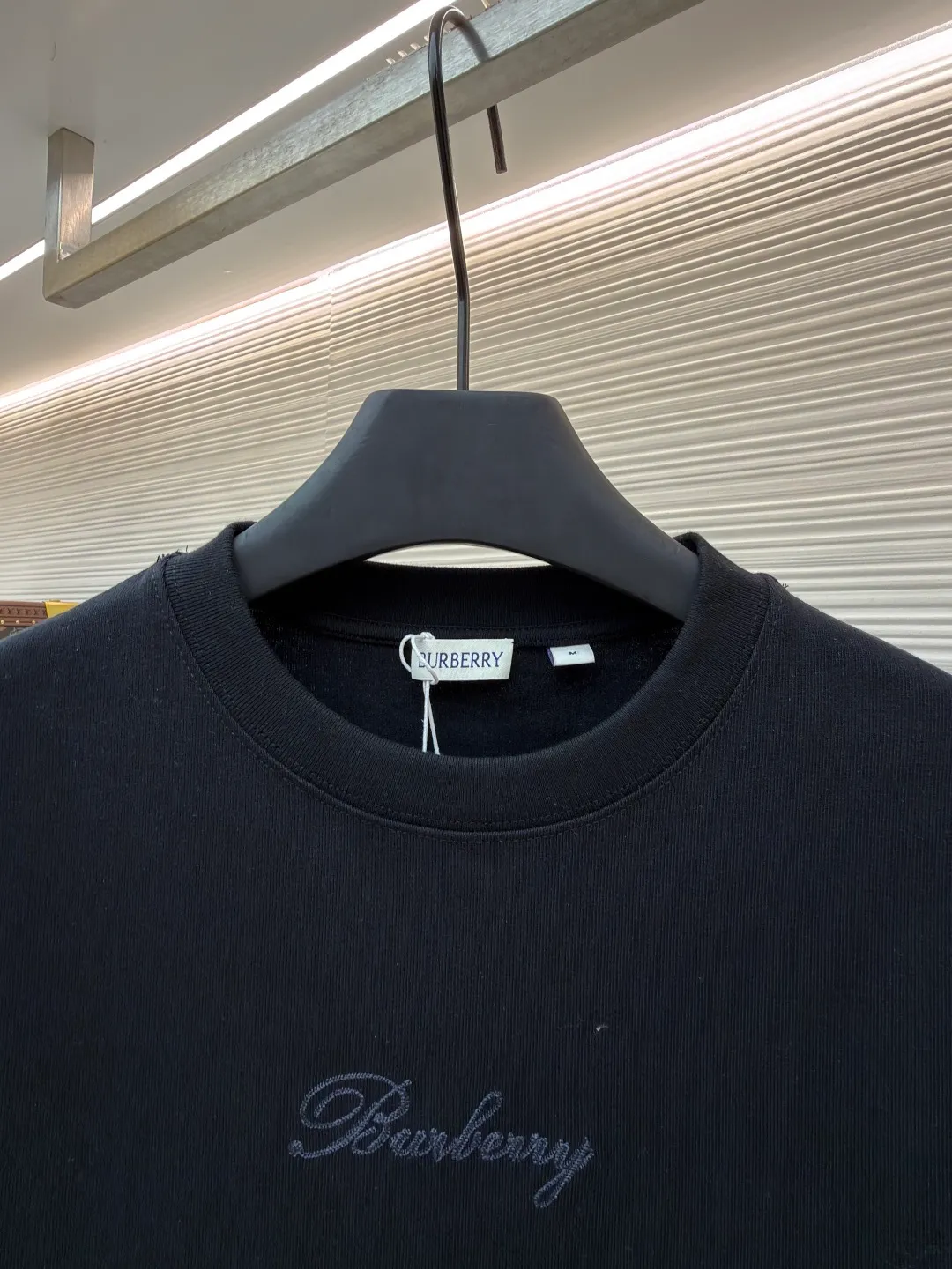 Burberry Plaid Back Letter Embroidered Round Neck Short Sleeve ●Original: Purchased and developed by 4984 ●Item No.: 1681563-A10 ●Material: pure cotton fabric ●Technology: embroidery production ●Color: black ●Version: fitted version ●Weight: about 380g ●Size: XS-S-M-L ●Description: Made of 15S fine cotton plain weave, white/230g, black/310g; matching 32S double yarn tension frame thread, 300g. Made of pure cotton plain woven fabric, this weave has a tight structure, giving the fabric a crisp texture and excellent durability, while retaining the natural breathability and skin-friendly properties of cotton. The plain woven fabric is not easy to deform, avoids being too loose and casual, and provides a neater silhouette. The chest and back are embellished with letter logo embroidery, forming a visual rhythm that echoes the front and back, both presented through chain stitch embroidery technology. These logos also use high-precision embroidery technology to ensure clear edges, strong and durable. Unique embroidery technique, its stitches are interlocking like a chain, making it more three-dimensional, softer to the touch, and has a unique texture and luster. Presenting the classic plaid pattern with this process is an innovative deconstruction of the traditional elements of the brand. It transforms the original flat pattern into a three-dimensional texture with handicraft warmth, which greatly enhances the sophistication and value of the design. The overall wiring is straight and delicate, the fabric is comfortable and soft, and the color is consistent without color difference. It can be matched with the same style to create a fashionable look and control various occasions. Customized accessories, complete with three standards, same style for men and women!