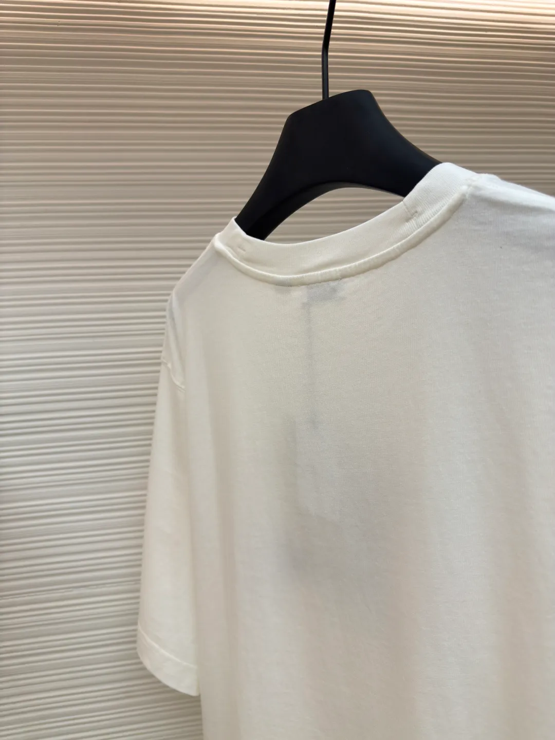 BURBERRY Colorful Cavalry Embroidered Round Neck Short Sleeve ●Original version: Purchased and developed by 2639 ●Item number: 1680691-A05 ●Fabric: pure cotton fabric ●Technology: embroidery production ●Version: fitted version ●Weight: about 240g ●Size: S-M-L-XL ●Description: Made of 15S fine cotton plain weave, 230g; with 32S double yarn thread, 300g. Fine cotton fabrics usually have better moisture absorption, breathability, wear resistance, and are also softer and smoother. Vintage fine cotton fabric is a relatively thick cotton fabric that has been carefully processed and treated to have excellent texture and performance. It feels soft and comfortable and fits the skin very well when worn. The colorful cavalry pattern is made of tatami embroidery. The geometric structure of tatami weaving and the embroidery stitches simulate its closely arranged rectangular units, which is a counted embroidery. High-precision operating machinery and equipment create tatami embroidery, using fixed-dyed mercerized embroidery thread, which presents a high-grade gloss and is more flexible than ordinary embroidery thread. The overall smoothness, detail processing, neatness with needles, smoothness and brightness, clear silk lines, and the edges are too neat as if cut by a knife. The overall wiring is straight and delicate, the fabric is comfortable and soft, and the color is consistent without color difference. It can be matched with the same style to create a fashionable look and control various occasions. Customized accessories, complete with three standards, same style for men and women!