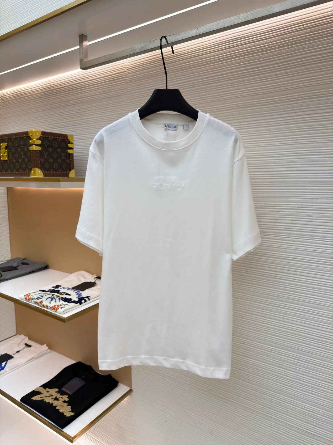 Burberry Plaid Back Letter Embroidery Round Neck Short Sleeve ●Original version: purchased and developed by 4984 ●Item number: 1681564-A10 ●Fabric: pure cotton fabric ●Technology: embroidery production ●Color: white ●Version: fitted version ●Weight: about 275 grams ●Size: XS-S-M-L ●Description: Made of 15S fine cotton plain weave, white/230g, black/310g; matching 32S double yarn tension frame thread, 300g. Made of pure cotton plain woven fabric, this weave has a tight structure, giving the fabric a crisp texture and excellent durability, while retaining the natural breathability and skin-friendly properties of cotton. The plain woven fabric is not easy to deform, avoids being too loose and casual, and provides a neater silhouette. The chest and back are embellished with letter logo embroidery, forming a visual rhythm that echoes the front and back, both presented through chain stitch embroidery technology. These logos also use high-precision embroidery technology to ensure clear edges, strong and durable. Unique embroidery technique, its stitches are interlocking like a chain, making it more three-dimensional, softer to the touch, and has a unique texture and luster. Presenting the classic plaid pattern with this process is an innovative deconstruction of the traditional elements of the brand. It transforms the original flat pattern into a three-dimensional texture with handicraft warmth, which greatly enhances the sophistication and value of the design. The overall wiring is straight and delicate, the fabric is comfortable and soft, and the color is consistent without color difference. It can be matched with the same style to create a fashionable look and control various occasions. Customized accessories, complete with three standards, same style for men and women!