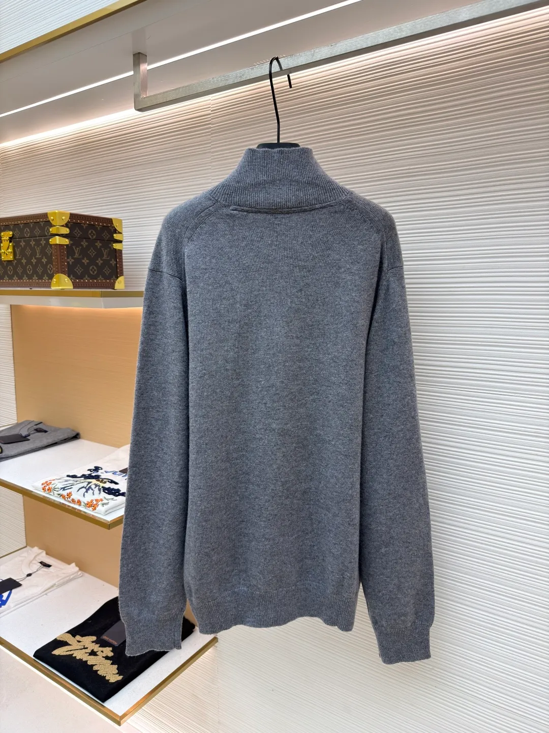Burberry embroidered half-zip turtleneck sweater ●Original version: Purchased and developed by 4722 ●Item number: 1681784-B25 ●Fabric: wool blended fabric ●Technology: knitted production ●Color: gray ●Version: fitted version ●Weight: about 550 grams ●Size: S-M-L-XL ●Description: cashmere is used as the main body to dominate the feel, warmth and lightness of the fabric, while providing an unparalleled wearing experience. A small amount of polyamide and Lycra are added to enhance the overall durability and pilling resistance. An invisible support network is woven into the soft cashmere, and it also has a certain amount of elasticity to better fit the curves of the human body and allow it to be retracted and retracted freely. Due to the characteristics of the sweater fabric, it is stretched just right when stretching the frame, and then a hot-melt liner is used under the wool fabric piece to provide it with a certain temporary stable support to prevent it from shrinking after removal, causing pattern distortion, wrinkles and stitch dents. The high-precision calculation program system of the computer embroidery machine controls the movement of the embroidery frame in the X/Y direction, while the needle shuttles up and down, embroidering according to the set path, automatically completing thread trimming, thread jumping and other actions to form a stitch track, automatically adjusting the upper and lower thread tension to ensure that the stitches are smooth and free of floating threads, forming a war horse pattern with an error of ±0.1mm. Add detergent and preliminarily rinse the bulk goods at a water temperature of about 35 degrees to remove impurities during the production process, and then use protease to gently digest the hairiness on the surface to reduce the tendency of pilling from the root, improve the hand feel, retain softness, and eliminate irritation. After the final dehydration and drying process, the overall wiring is straight and delicate, the fabric is comfortable and soft, and the color is consistent without color difference. It can be matched with the same style to create a fashionable look and control various occasions. Customized accessories, complete with three standards, same style for men and women!