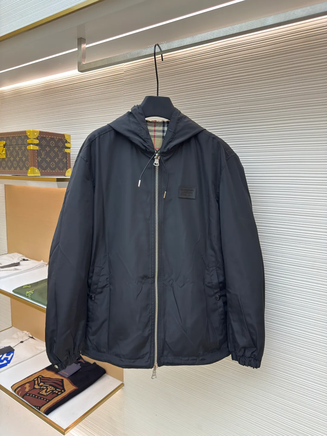 Burberry plaid double-sided jacket ●Original version: Purchased and developed at 5399 ●Item number: 1680695-B70 ●Fabric: Plaid fabric ●Technology: Positioned cutting machine production ●Version: Fitted version ●Weight: about 665 grams ●Size: The lattice of ready-made fabrics on the market is 1cm larger than the false gap at a glance. The front, back and hat positioning can 100% restore all alignment problems. Piece cutting and trimming cost a huge amount of labor time. The entire garment consists of two layers of fabric, the inner and outer layers, and a layer of fabric in the middle. There are three layers of fabric in total, and the fabric consumption is huge! All hardware accessories such as drawstrings, rubber stamps, zippers, etc. are all molded and customized. There is no pressure in and out of the counter. Feel free to compare. The maximum size can be worn up to 230 pounds. The overall wiring is straight and delicate, the fabric is comfortable and soft, and the color is consistent without color difference. It can be matched with the same style to create a fashionable look and control various occasions. Customized accessories, complete with three standards, same style for men and women!