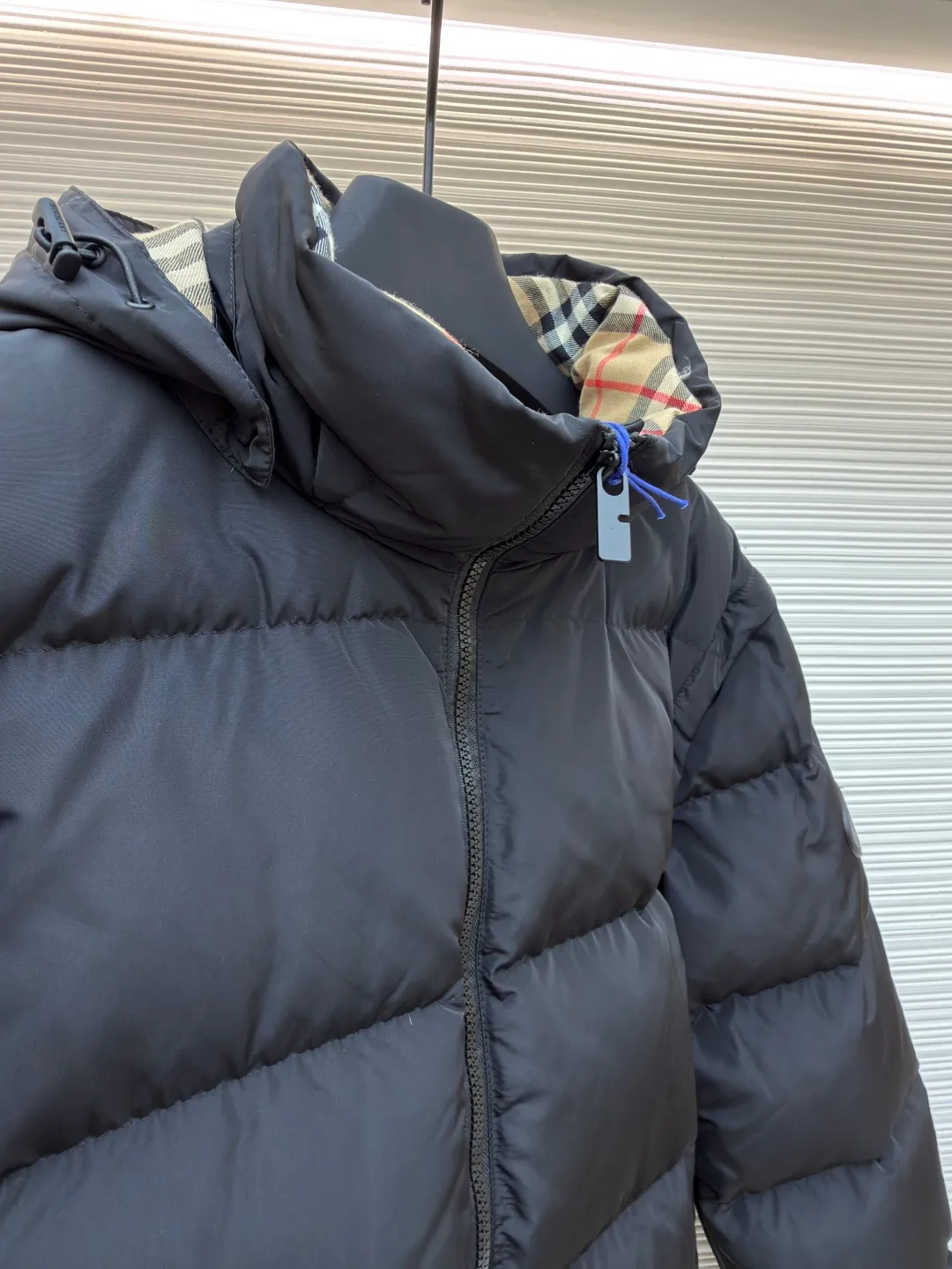 Burberry removable sleeve down jacket ●Original version: Purchased and developed by 10153 ●Item number: 1681917-E00 ●Material: white duck down fabric ●Technology: mechanical down filling ●Color: black ●Version: fitted version ●Weight: about 1125 grams ●Size: S-M-L-XL ●Description: Use laser cutting technology to ensure the accuracy and neatness of the edges of the pieces. Consider the distribution of down filling when cutting to ensure even warmth in each part. The plaid alignment in the hat is also 1:1 restored and quilted using a CNC quilting machine to ensure uniform and beautiful quilting lines. The quilting thread uses high-strength nylon thread with a color similar to the outer fabric to maintain the overall beauty. The overall wiring is straight and delicate, the fabric is comfortable and soft, and the color is consistent without color difference. It can be matched with the same style to create a fashionable look and control various occasions. Customized accessories, complete with three standards, same style for men and women!