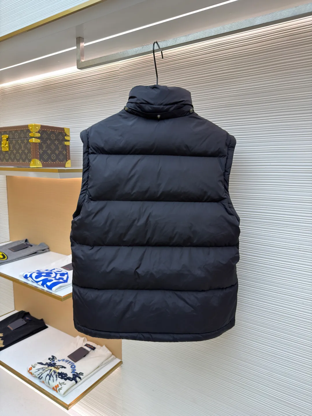 Burberry detachable sleeve down jacket ●Original version: purchased and developed by 13064 ●Item number: 1682184-C85 ●Fabric: goose down fabric ●Technology: mechanical down filling ●Color: black ●Version: fitted version ●Weight: about 1090 grams ●Size: S-M-L-XL ●Description: Filled with goose down and thermal fiber. Decorated with the brand's knight's seal appliqué, inspired by archival graphics from the 1980s. Incorporating detachable sleeve design, you can freely switch between jacket and vest styles. Featuring a relaxed fit, the detachable hood and collar are lined in wool and accented with Burberry check. Two-way zip closure and detachable drawstring hood. Detachable sleeves Side zip pockets Drawstring hem Windproof cuffs Burberry check lining on hood and collar Knight seal appliqué on sleeves. The overall wiring is straight and delicate, the fabric is comfortable and soft, and the color is consistent without color difference. It can be matched with the same style to create a fashionable look and control various occasions. Customized accessories, complete with three standards, same style for men and women!