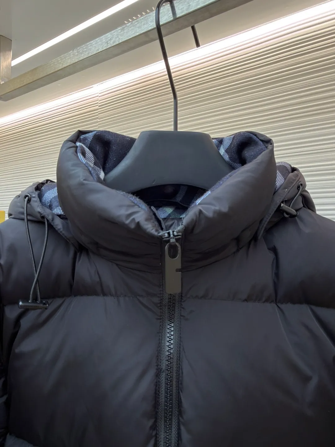 Burberry detachable sleeve down jacket ●Original version: purchased and developed by 13064 ●Item number: 1682184-C85 ●Fabric: goose down fabric ●Technology: mechanical down filling ●Color: black ●Version: fitted version ●Weight: about 1090 grams ●Size: S-M-L-XL ●Description: Filled with goose down and thermal fiber. Decorated with the brand's knight's seal appliqué, inspired by archival graphics from the 1980s. Incorporating detachable sleeve design, you can freely switch between jacket and vest styles. Featuring a relaxed fit, the detachable hood and collar are lined in wool and accented with Burberry check. Two-way zip closure and detachable drawstring hood. Detachable sleeves Side zip pockets Drawstring hem Windproof cuffs Burberry check lining on hood and collar Knight seal appliqué on sleeves. The overall wiring is straight and delicate, the fabric is comfortable and soft, and the color is consistent without color difference. It can be matched with the same style to create a fashionable look and control various occasions. Customized accessories, complete with three standards, same style for men and women!