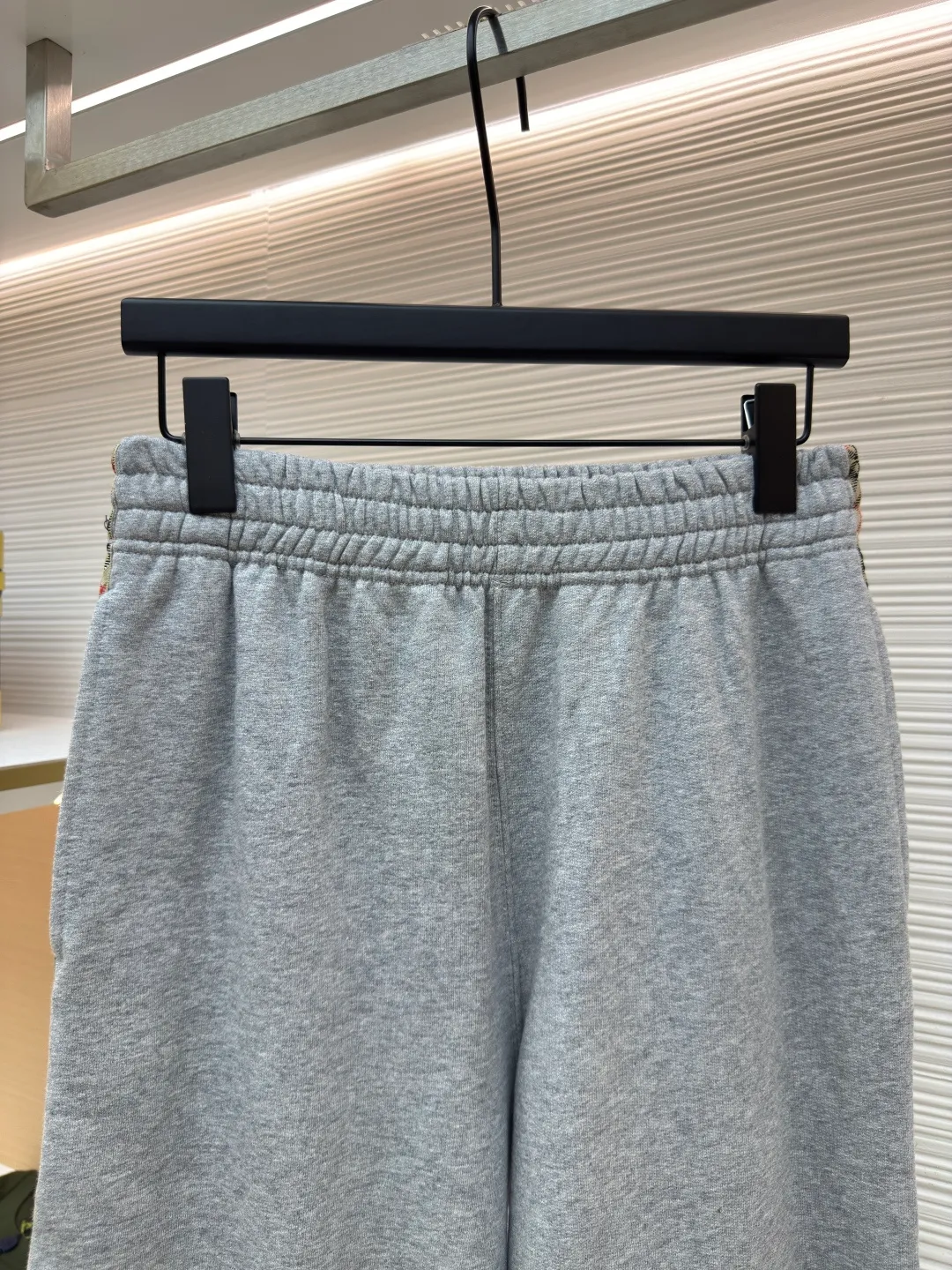 BURBERRY plaid webbing embroidered sweatpants ●Authentic product: purchased and developed by 5202 ●Item number: 1680515-A95 ●Fabric: single-sided fish scale fabric ●Technology: selvage production ●Version: fitted version ●Weight: about 705 grams ●Size: S-M-L-XL ●Description: A single-sided fish-scale cloth fabric woven with cotton as the base. The front is a smooth knitted surface, and the skin-contacting surface is formed into three-dimensional terry by the floating thread knitting technology of the knitting machine, which increases the fluffiness and has a delicate touch. The terry structure absorbs a large amount of water and evaporates quickly, so it is not easy to loosen and deform after repeated washing. By actively interfering with the shrinkage potential of cotton fibers, the fabric is able to transition from changeable to stable, improving dimensional stability while being less prone to deformation and wrinkles. The monochrome flat embroidery on the chest uses the high-precision calculation system of the computer embroidery machine to control the coordinated operation of the machine head, needle bar, and thread spool. The fabric frame moves accurately in the horizontal and vertical directions to form a stitch track. The upper and lower thread tensions are adjusted to ensure that the stitches are smooth and free of floating threads, forming a fine pattern with an error of ±0.1mm. The overall wiring is straight and delicate, the fabric is comfortable and soft, and the color is consistent without color difference. It can be matched with the same style to create a fashionable look and control various occasions. Customized accessories, complete with three standards, same style for men and women!
