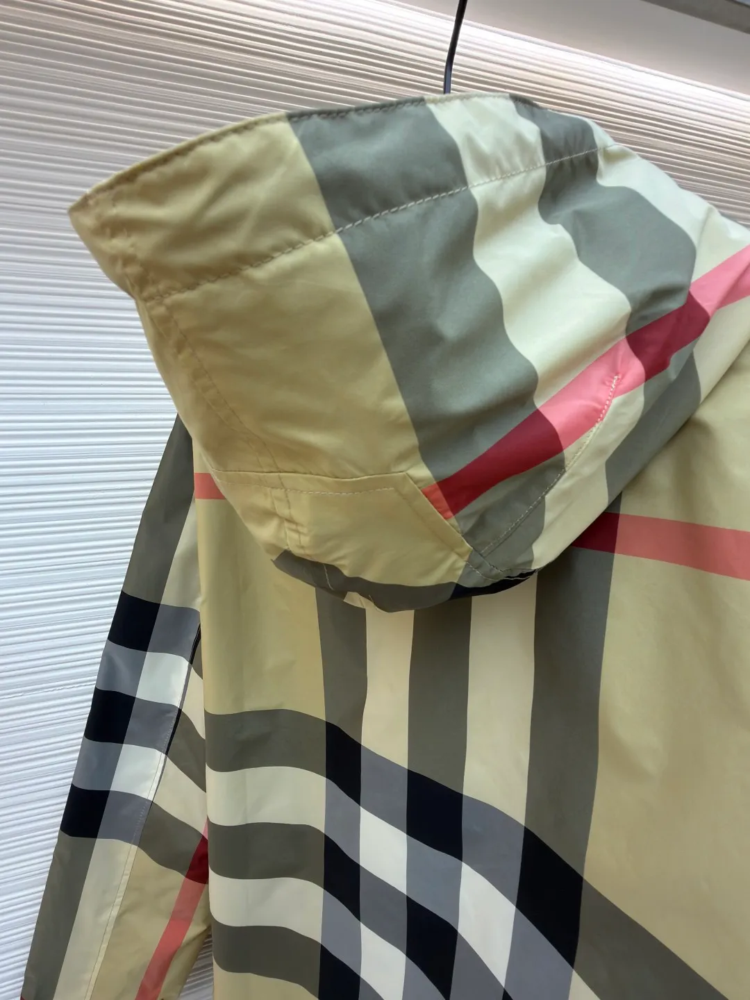 Burberry reversible classic plaid hooded jacket ●Original version: Purchased and developed by 4856 ●Item number: 1682504-C30 ●Fabric: nylon fabric ●Technology: Made on positioning cutting machine ●Color: Khaki ●Version: loose fit ●Weight: about 590 grams ●Size: S-M-L-XL ●Description: This Burberry reversible classic plaid hooded jacket is a men's spring item. It is made of high-density windproof fabric. One side is the brand's iconic plaid pattern. The classic plaid color matching is restored through digital direct injection technology. The color is accurate and not easy to fade. The other side is pure black matte texture. The double-sided weaving process makes the fabric stiff and not easy to wrinkle. The hooded design is adjustable with a drawstring. The hood fits the head three-dimensionally. The placket is double-opened with buttons and zippers. The hardware accessories are all customized by the brand. They are thick and durable. The cuffs are designed with elastic cuffs to prevent wind and keep warm. The welt pockets on the sides of the body are densely routed. The overall cut is a loose silhouette. The double-sided design enhances the versatility of wear. The craftsmanship details show the brand's classic craftsmanship, making it suitable for various casual wear scenarios in spring. The overall wiring is straight and delicate, the fabric is comfortable and soft, and the color is consistent without color difference. It can be matched with the same style to create a fashionable look and control various occasions. Customized accessories, complete with three standards, same style for men and women!