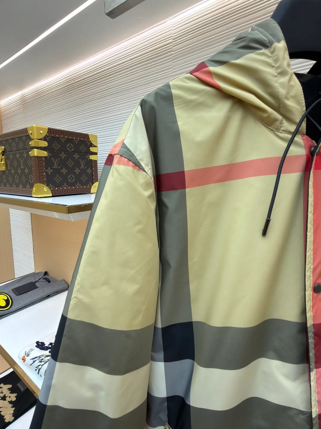 Burberry reversible classic plaid hooded jacket ●Original version: Purchased and developed by 4856 ●Item number: 1682504-C30 ●Fabric: nylon fabric ●Technology: Made on positioning cutting machine ●Color: Khaki ●Version: loose fit ●Weight: about 590 grams ●Size: S-M-L-XL ●Description: This Burberry reversible classic plaid hooded jacket is a men's spring item. It is made of high-density windproof fabric. One side is the brand's iconic plaid pattern. The classic plaid color matching is restored through digital direct injection technology. The color is accurate and not easy to fade. The other side is pure black matte texture. The double-sided weaving process makes the fabric stiff and not easy to wrinkle. The hooded design is adjustable with a drawstring. The hood fits the head three-dimensionally. The placket is double-opened with buttons and zippers. The hardware accessories are all customized by the brand. They are thick and durable. The cuffs are designed with elastic cuffs to prevent wind and keep warm. The welt pockets on the sides of the body are densely routed. The overall cut is a loose silhouette. The double-sided design enhances the versatility of wear. The craftsmanship details show the brand's classic craftsmanship, making it suitable for various casual wear scenarios in spring. The overall wiring is straight and delicate, the fabric is comfortable and soft, and the color is consistent without color difference. It can be matched with the same style to create a fashionable look and control various occasions. Customized accessories, complete with three standards, same style for men and women!