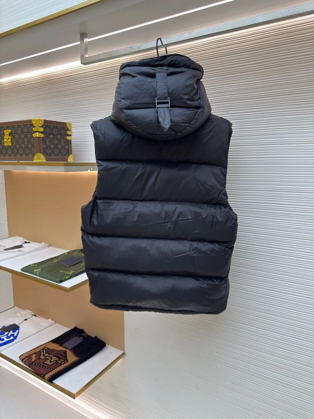 Burberry detachable sleeve hooded down jacket ●Original version: purchased and developed by 6579 ●Item number: 1681936-C95 ●Fabric: waterproof nylon fabric ●Technology: made on positioning cutting machine ●Version: fitted version ●Weight: about 1250 grams ●Size: XS-S-M-L-XL ●Description: Original custom-made waterproof nylon fabric, 90% white velvet filling inside, comfortable and warm while not weighing down the body. Designed with detachable sleeves, the sleeves can be changed instantly after being removed, making it easy to cope with various climates - use two types in one piece. Tonal stitching on the shoulders adds a touch of fashion. The overall wiring is straight and delicate, the fabric is comfortable and soft, and the color is consistent without color difference. It can be matched with the same style to create a fashionable look and control various occasions. Customized accessories, complete with three standards, same style for men and women!