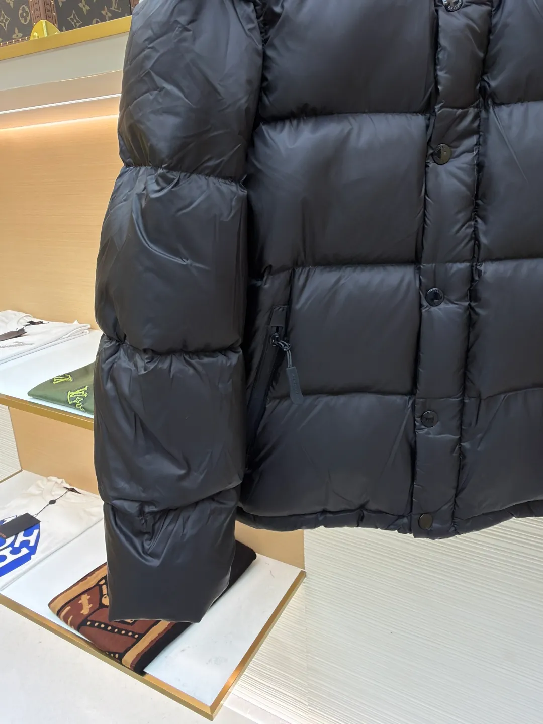 Burberry detachable sleeve hooded down jacket ●Original version: purchased and developed by 6579 ●Item number: 1681936-C95 ●Fabric: waterproof nylon fabric ●Technology: made on positioning cutting machine ●Version: fitted version ●Weight: about 1250 grams ●Size: XS-S-M-L-XL ●Description: Original custom-made waterproof nylon fabric, 90% white velvet filling inside, comfortable and warm while not weighing down the body. Designed with detachable sleeves, the sleeves can be changed instantly after being removed, making it easy to cope with various climates - use two types in one piece. Tonal stitching on the shoulders adds a touch of fashion. The overall wiring is straight and delicate, the fabric is comfortable and soft, and the color is consistent without color difference. It can be matched with the same style to create a fashionable look and control various occasions. Customized accessories, complete with three standards, same style for men and women!