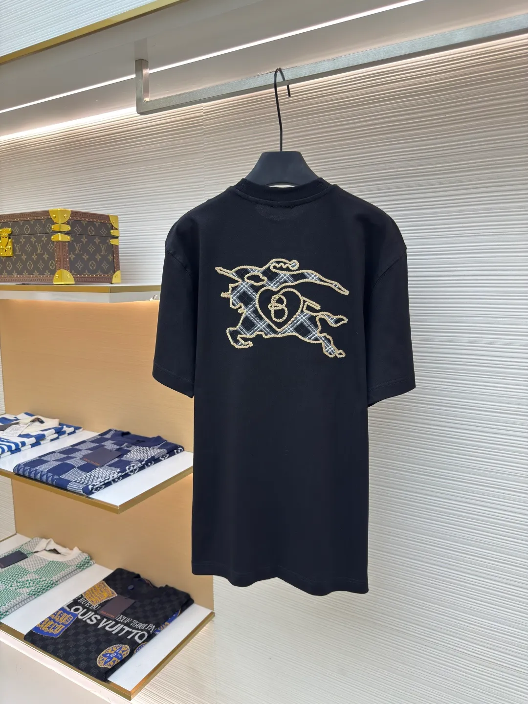 BURBERRY Chinese Valentine's Day horse rope embroidered short sleeves ●Authentic product: purchased and developed for 2499 ●Item number: 1680215-X95 ●Fabric: pure cotton fabric ●Technology: embroidery production ●Version: fitted version ●Weight: about 265 grams ●Size: XS-S-M-L ●Description: Made of 15S fine cotton plain weave, 230g; with 32S double yarn thread, 300g. Presented with exquisite lines and delicate embroidery technology, the main body adopts precision needle embroidery technology; the embroidery is very fine and dense, with clear patterns and a strong sense of lines and three-dimensionality. The linen material embroidery thread is combined with encrypted processing, and the embroidery body has a subtle matte visual texture; the embroidery effect is three-dimensional and full. The fabric restores the patch embroidery process, using patches instead of stitch embroidery threads, and cutting the fabric into a knight shape. It is used to express the different texture block effects of the pattern, and the finished product has a softer embroidery texture. The overall wiring is straight and delicate, the fabric is comfortable and soft, and the color is consistent without color difference. It can be matched with the same style to create a fashionable look and control various occasions. Customized accessories, complete with three standards, same style for men and women!