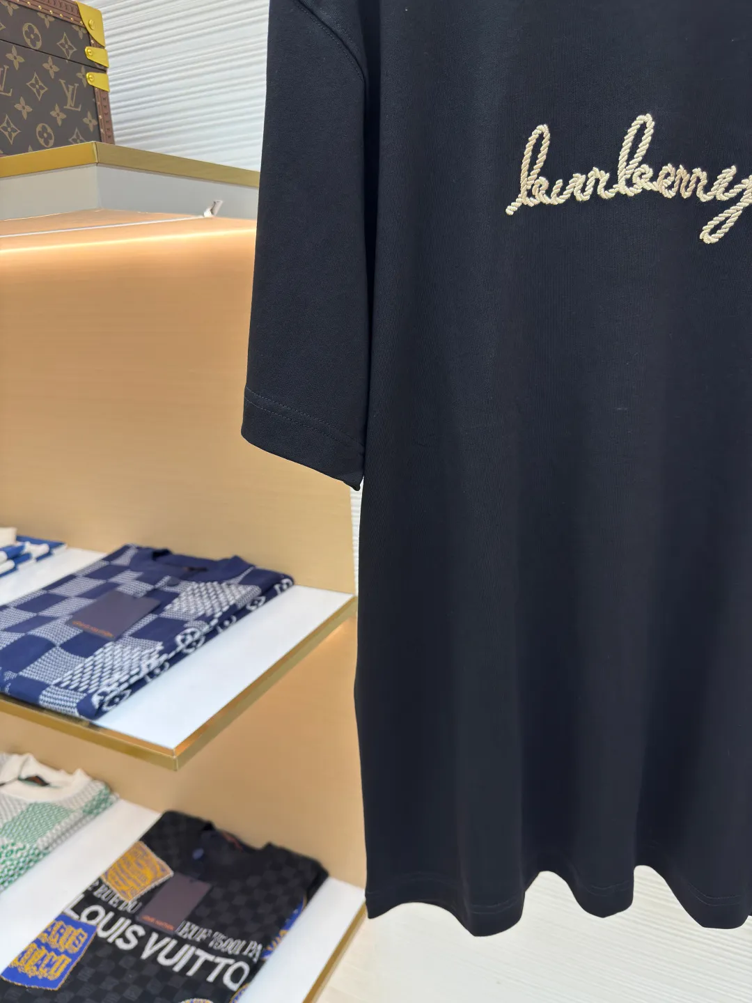 BURBERRY Chinese Valentine's Day horse rope embroidered short sleeves ●Authentic product: purchased and developed for 2499 ●Item number: 1680215-X95 ●Fabric: pure cotton fabric ●Technology: embroidery production ●Version: fitted version ●Weight: about 265 grams ●Size: XS-S-M-L ●Description: Made of 15S fine cotton plain weave, 230g; with 32S double yarn thread, 300g. Presented with exquisite lines and delicate embroidery technology, the main body adopts precision needle embroidery technology; the embroidery is very fine and dense, with clear patterns and a strong sense of lines and three-dimensionality. The linen material embroidery thread is combined with encrypted processing, and the embroidery body has a subtle matte visual texture; the embroidery effect is three-dimensional and full. The fabric restores the patch embroidery process, using patches instead of stitch embroidery threads, and cutting the fabric into a knight shape. It is used to express the different texture block effects of the pattern, and the finished product has a softer embroidery texture. The overall wiring is straight and delicate, the fabric is comfortable and soft, and the color is consistent without color difference. It can be matched with the same style to create a fashionable look and control various occasions. Customized accessories, complete with three standards, same style for men and women!