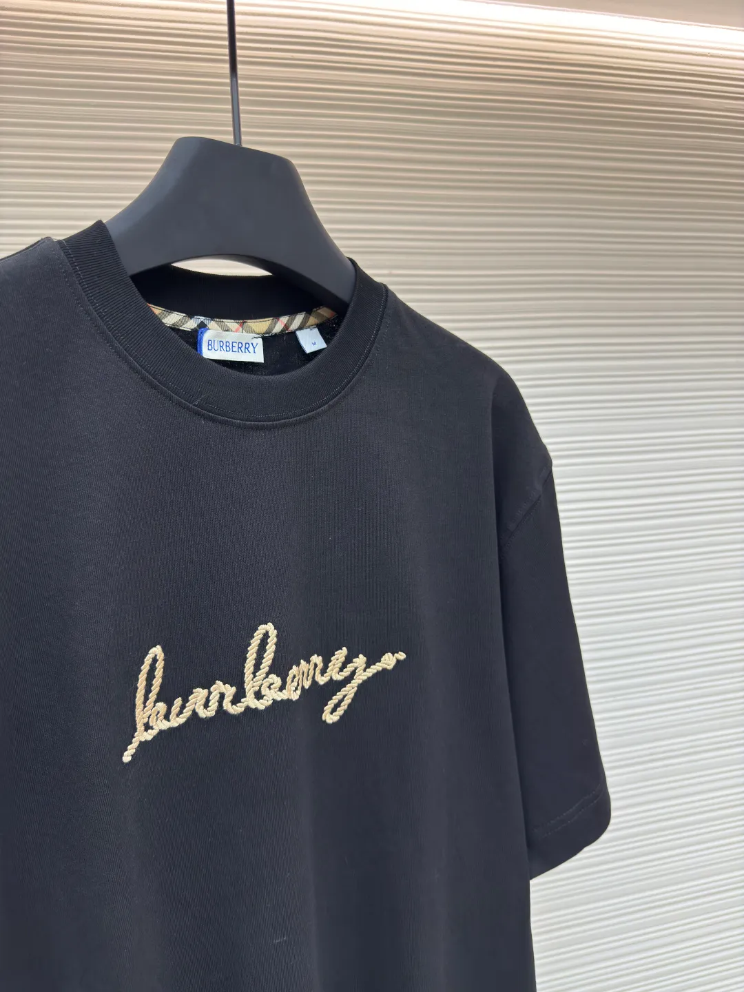 BURBERRY Chinese Valentine's Day horse rope embroidered short sleeves ●Authentic product: purchased and developed for 2499 ●Item number: 1680215-X95 ●Fabric: pure cotton fabric ●Technology: embroidery production ●Version: fitted version ●Weight: about 265 grams ●Size: XS-S-M-L ●Description: Made of 15S fine cotton plain weave, 230g; with 32S double yarn thread, 300g. Presented with exquisite lines and delicate embroidery technology, the main body adopts precision needle embroidery technology; the embroidery is very fine and dense, with clear patterns and a strong sense of lines and three-dimensionality. The linen material embroidery thread is combined with encrypted processing, and the embroidery body has a subtle matte visual texture; the embroidery effect is three-dimensional and full. The fabric restores the patch embroidery process, using patches instead of stitch embroidery threads, and cutting the fabric into a knight shape. It is used to express the different texture block effects of the pattern, and the finished product has a softer embroidery texture. The overall wiring is straight and delicate, the fabric is comfortable and soft, and the color is consistent without color difference. It can be matched with the same style to create a fashionable look and control various occasions. Customized accessories, complete with three standards, same style for men and women!
