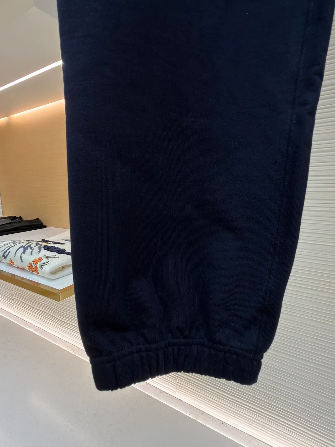 Burberry fleece horse embroidery trousers ●Item number: 1682177-A90 ●Material: turned velvet cotton fabric ●Technology: embroidery production ●Color: navy ●Version: fitted version ●Weight: about 915 grams ●Size: The 16-count double yarn forms a delicate and smooth surface that is within our reach, while the 10-count yarn bottom is heavily fleeced or brushed and becomes an extremely rich and dense layer of velvet next to the skin, providing top-level warmth and a cloud-wrapped feeling. Metallic yarn with rich collision touch: During the embroidery process, special embroidery thread with metallic luster is incorporated. Made from polyester film yarn or blended metallic yarn, this yarn injects sparkling highlights and a unique icy touch into traditional cotton embroidery thread, contrasting with the soft suede base to enhance the gorgeousness and sophistication of the logo. The overall wiring is straight and delicate, the fabric is comfortable and soft, and the color is consistent without color difference. It can be matched with the same style to create a fashionable look and control various occasions. Customized accessories, complete with three standards, same style for men and women!