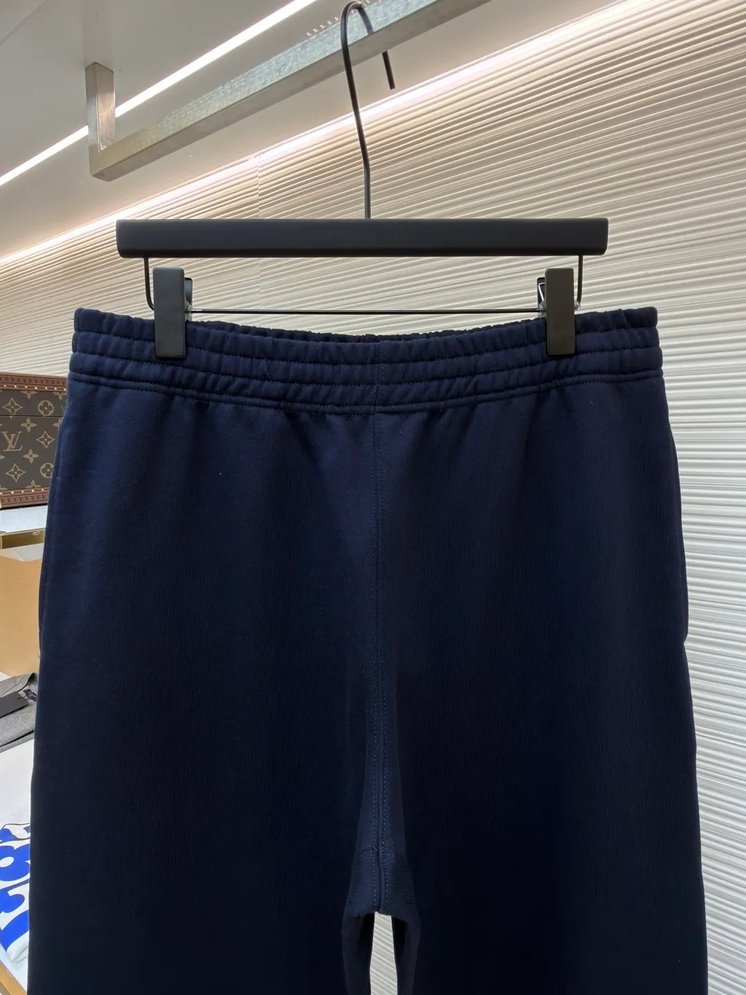 Burberry fleece horse embroidery trousers ●Item number: 1682177-A90 ●Material: turned velvet cotton fabric ●Technology: embroidery production ●Color: navy ●Version: fitted version ●Weight: about 915 grams ●Size: The 16-count double yarn forms a delicate and smooth surface that is within our reach, while the 10-count yarn bottom is heavily fleeced or brushed and becomes an extremely rich and dense layer of velvet next to the skin, providing top-level warmth and a cloud-wrapped feeling. Metallic yarn with rich collision touch: During the embroidery process, special embroidery thread with metallic luster is incorporated. Made from polyester film yarn or blended metallic yarn, this yarn injects sparkling highlights and a unique icy touch into traditional cotton embroidery thread, contrasting with the soft suede base to enhance the gorgeousness and sophistication of the logo. The overall wiring is straight and delicate, the fabric is comfortable and soft, and the color is consistent without color difference. It can be matched with the same style to create a fashionable look and control various occasions. Customized accessories, complete with three standards, same style for men and women!