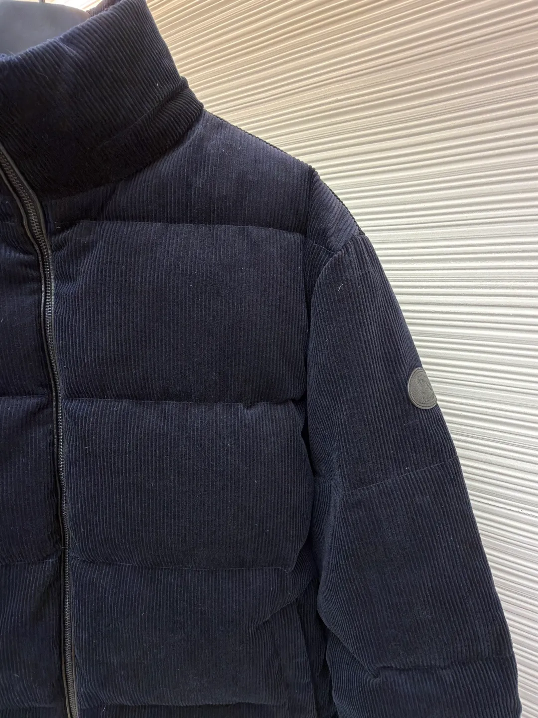 Burberry Corduroy Down Jacket ●Original version: Purchased and developed by 9591 ●Item No.: 1682088-D60 ●Fabric: White duck down fabric ●Technology: Mechanically filled with down ●Color: Navy blue ●Version: Fitted version ●Weight: about 1415g ●Size: S-M-L-XL ●Description: Filled with 90 white duck down fully and evenly, with a weight of 300g, ensuring good warmth. The seams are hemmed to prevent down from leaking out and increase the durability of the garment. The corduroy strips need to be aligned at the splicing point to maintain the coordination of the overall appearance. Corduroy is a pain point in production. The resulting fabric light difference, smoothing difference and loss are very large. There is no need to worry about color difference when the fabric is custom-woven and dyed. There is no doubt about the drape after the fabric density is in place. The overall wiring is straight and delicate, the fabric is comfortable and soft, and the color is consistent without color difference. It can be matched with the same style to create a fashionable look and control various occasions. Customized accessories, complete with three standards, same style for men and women!