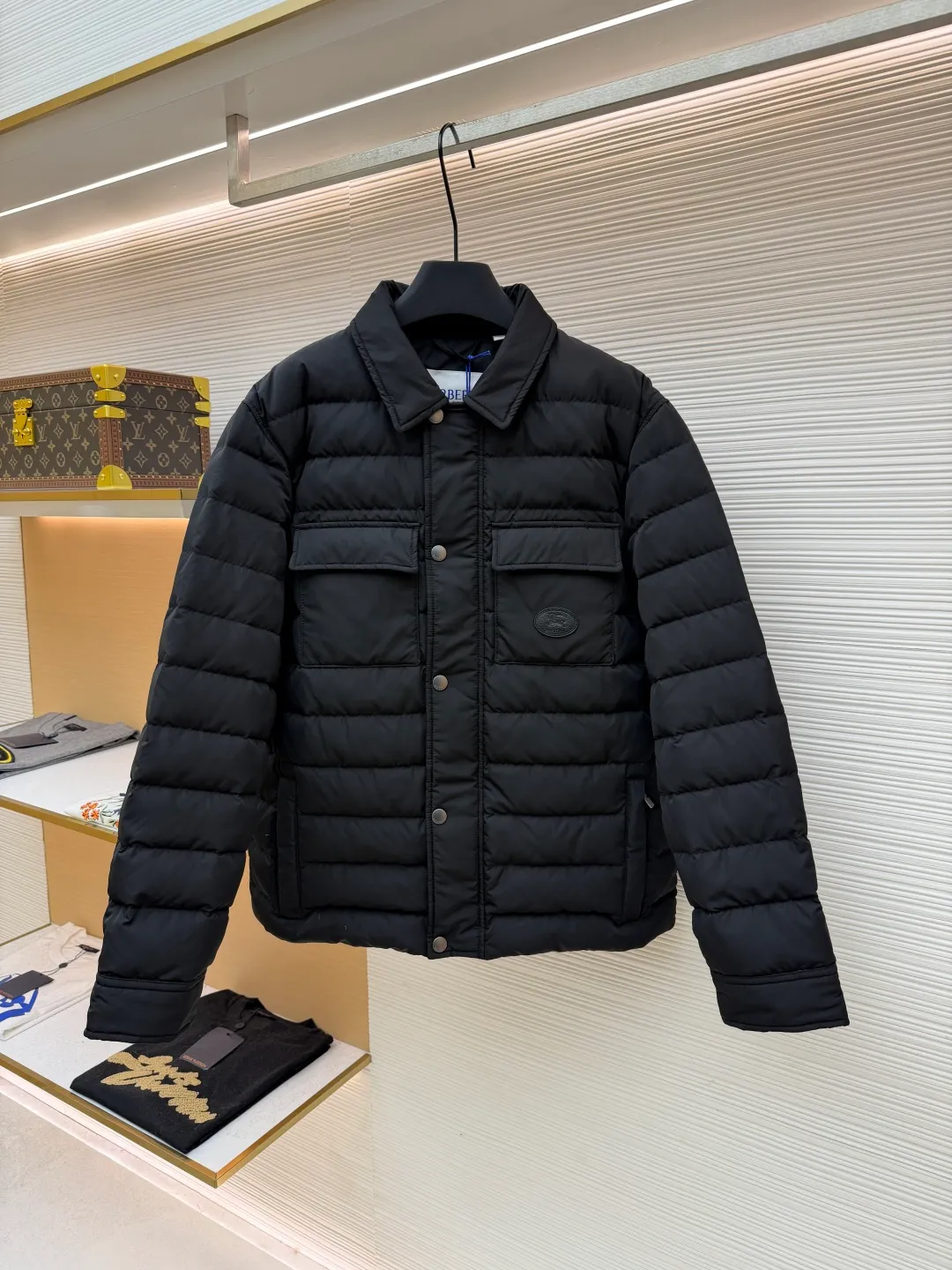Burberry light leather label down jacket ●Original version: purchased and developed by 6125 ●Item number: 1681878-C95 ●Fabric: white duck down fabric ●Technology: mechanical down filling ●Color: black ●Version: fitted version ●Weight: about 790 grams ●Size: S-M-L-XL ●Description: High-density nylon taffeta: Made of 100D nylon fabric, density ≥230T, durable Slightly calendered (showing low-key luster), and fluorine-free waterproof coating (DWR) to ensure water repellency while maintaining breathability (refer to the slightly wrinkled texture and stiffness of the fabric in the picture) Anti-velvet gallbladder: Use high-density polyester gallbladder cloth (such as gallbladder silk spinning) above 300T to ensure that the down does not rip through velvet, and is light and thin without affecting the fluffiness. Filling 900-fill white duck down (85%-90% down content) ensures a full three-dimensional effect but not too bloated. It uses YKK brand No. 5 nylon zipper (matte dark gray/black, close to the fabric). The zipper teeth are fine-toothed and flat-toothed. The puller is simple and square. The brand logo is etched on the surface. The outside of the zipper needs to be seamed. 1.5cm wide windproof placket made of the same color fabric (double-layered, with thin cotton strips sandwiched inside to increase stiffness). The cuffs are fake two-piece design (the outer layer is folded cuffs, and the inner layer is ribbed). The outer cuffs are equipped with 2 metal buttons (diameter 12mm, the same series as the pocket snaps), with a spacing of 3cm. The buttonholes are hand-made keyholes (double-line seaming, precise aperture). They are made of first-layer calfskin (thickness 0.8-mm). The leather surface is matte aniline dyed and the edges are warped. Oil edge treatment (thickness 0.3mm, round and smooth, color consistent with leather label). The brand pattern (knight logo + text) on the surface of the leather label adopts embossing + hot stamping/silvering technology. The overall wiring is straight and delicate, the fabric is comfortable and soft, and the color is consistent without color difference. It can be matched with the same style to create a fashionable look and control various occasions. Customized accessories, complete with three labels, same style for men and women!