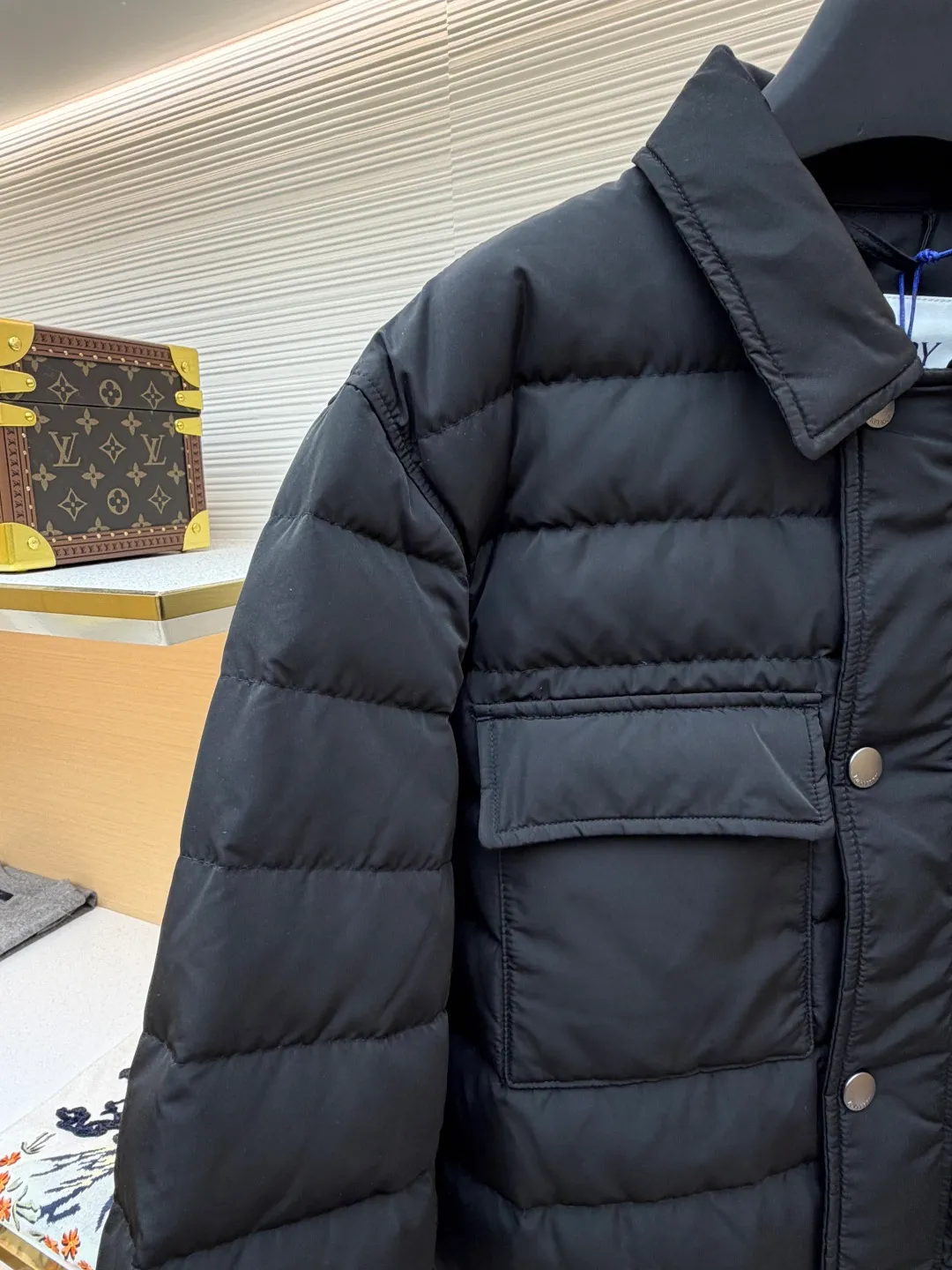 Burberry light leather label down jacket ●Original version: purchased and developed by 6125 ●Item number: 1681878-C95 ●Fabric: white duck down fabric ●Technology: mechanical down filling ●Color: black ●Version: fitted version ●Weight: about 790 grams ●Size: S-M-L-XL ●Description: High-density nylon taffeta: Made of 100D nylon fabric, density ≥230T, durable Slightly calendered (showing low-key luster), and fluorine-free waterproof coating (DWR) to ensure water repellency while maintaining breathability (refer to the slightly wrinkled texture and stiffness of the fabric in the picture) Anti-velvet gallbladder: Use high-density polyester gallbladder cloth (such as gallbladder silk spinning) above 300T to ensure that the down does not rip through velvet, and is light and thin without affecting the fluffiness. Filling 900-fill white duck down (85%-90% down content) ensures a full three-dimensional effect but not too bloated. It uses YKK brand No. 5 nylon zipper (matte dark gray/black, close to the fabric). The zipper teeth are fine-toothed and flat-toothed. The puller is simple and square. The brand logo is etched on the surface. The outside of the zipper needs to be seamed. 1.5cm wide windproof placket made of the same color fabric (double-layered, with thin cotton strips sandwiched inside to increase stiffness). The cuffs are fake two-piece design (the outer layer is folded cuffs, and the inner layer is ribbed). The outer cuffs are equipped with 2 metal buttons (diameter 12mm, the same series as the pocket snaps), with a spacing of 3cm. The buttonholes are hand-made keyholes (double-line seaming, precise aperture). They are made of first-layer calfskin (thickness 0.8-mm). The leather surface is matte aniline dyed and the edges are warped. Oil edge treatment (thickness 0.3mm, round and smooth, color consistent with leather label). The brand pattern (knight logo + text) on the surface of the leather label adopts embossing + hot stamping/silvering technology. The overall wiring is straight and delicate, the fabric is comfortable and soft, and the color is consistent without color difference. It can be matched with the same style to create a fashionable look and control various occasions. Customized accessories, complete with three labels, same style for men and women!