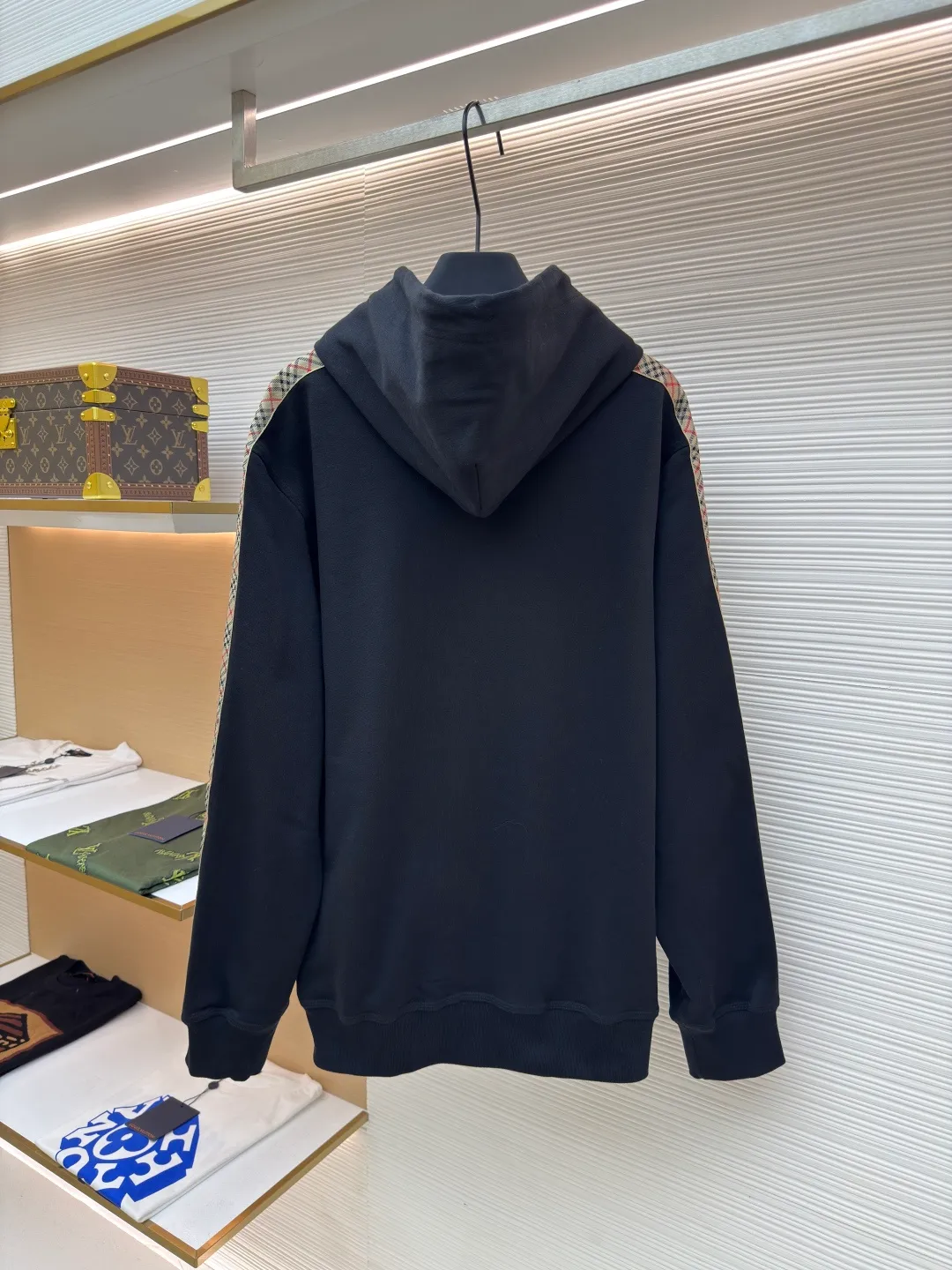 BURBERRY webbing trim embroidered hooded sweatshirt ●Authentic product: purchased and developed by 3610 ●Item number: 1680519-B50 ●Fabric: single-sided fish scale fabric ●Technology: selvedge production ●Version: fitted version ●Weight: about 950 grams ●Size: S-M-L-XL ●Description: Made of cotton as the main body, fed with 6% polyester fiber and 2% elastic fiber blend. Cotton fiber is naturally skin-friendly, soft, and highly absorbent. Its structural properties preserve the breathability of the fabric and reduce stuffiness. The addition of a small amount of elastic fiber and polyester fiber significantly improves the stretch and resilience of the fabric, while also enhancing wrinkle resistance and shape retention, and reducing shrinkage. Plaid lines form a looming relief effect through the changes in yarn color and weave, which are smooth to the touch but rich in visual layers. The jacquard process weaves the pattern into the bone, making it resistant to fading and wear and tear after repeated washing. Precise cutting and positioning cutting machine: Use positioning cutting machine equipment to accurately cut fabrics, and improve the overall quality through optical positioning and mechanical positioning. Ensure that every product meets the high standards of alignment and alignment. The overall wiring is straight and delicate, the fabric is comfortable and soft, and the color is consistent without color difference. It can be matched with the same style to create a fashionable look and control various occasions. Customized accessories, complete with three standards, same style for men and women!