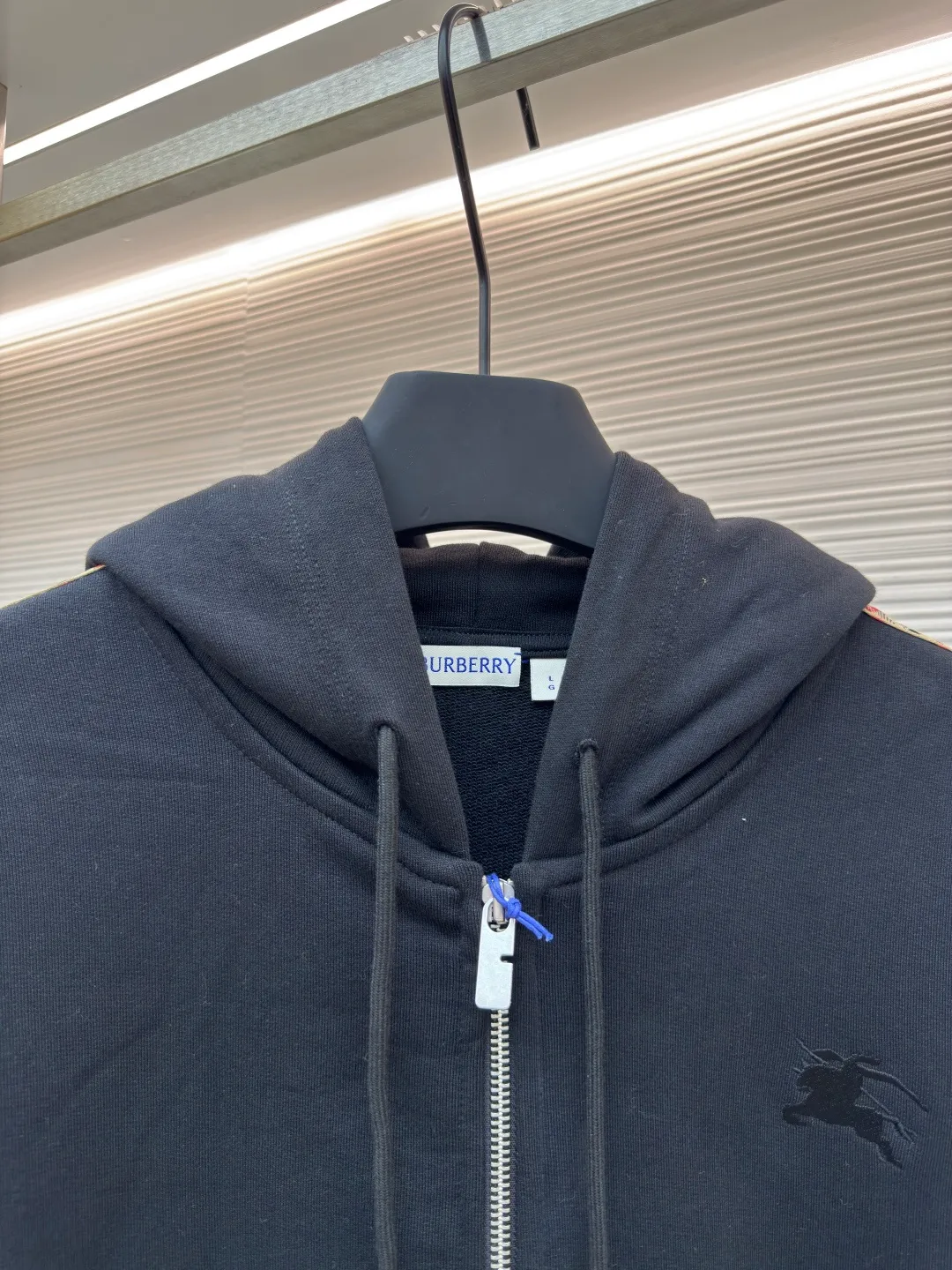 BURBERRY webbing trim embroidered hooded sweatshirt ●Authentic product: purchased and developed by 3610 ●Item number: 1680519-B50 ●Fabric: single-sided fish scale fabric ●Technology: selvedge production ●Version: fitted version ●Weight: about 950 grams ●Size: S-M-L-XL ●Description: Made of cotton as the main body, fed with 6% polyester fiber and 2% elastic fiber blend. Cotton fiber is naturally skin-friendly, soft, and highly absorbent. Its structural properties preserve the breathability of the fabric and reduce stuffiness. The addition of a small amount of elastic fiber and polyester fiber significantly improves the stretch and resilience of the fabric, while also enhancing wrinkle resistance and shape retention, and reducing shrinkage. Plaid lines form a looming relief effect through the changes in yarn color and weave, which are smooth to the touch but rich in visual layers. The jacquard process weaves the pattern into the bone, making it resistant to fading and wear and tear after repeated washing. Precise cutting and positioning cutting machine: Use positioning cutting machine equipment to accurately cut fabrics, and improve the overall quality through optical positioning and mechanical positioning. Ensure that every product meets the high standards of alignment and alignment. The overall wiring is straight and delicate, the fabric is comfortable and soft, and the color is consistent without color difference. It can be matched with the same style to create a fashionable look and control various occasions. Customized accessories, complete with three standards, same style for men and women!