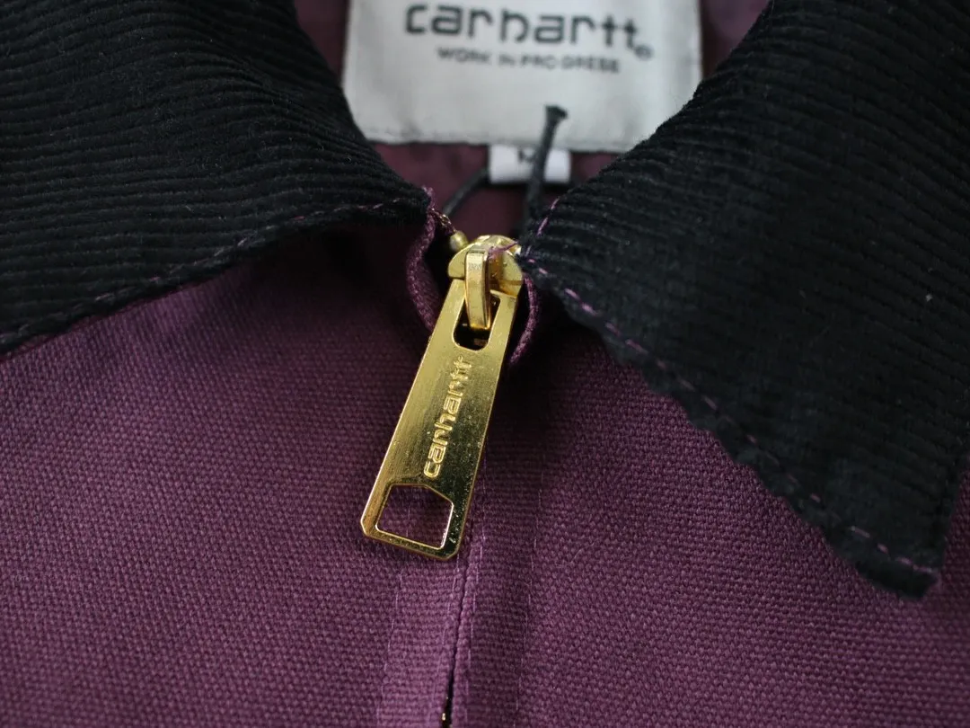 🅿️350 Carhartt Wip Carhartt classic Detroit zipper jacket couple casual workwear jacket 1️⃣The fabric is made of new environmentally friendly twill fabric. The light wash feels and the color will look better with time. It is a very high-quality fabric! 2️⃣The workmanship details are perfectly controlled, the classic logo is embroidered on the chest, the corduroy lapel highlights the unique style, the customized gold zipper, and the gold buttons all have logos that become more unique as they wear out with use! 3️⃣ Suitable for daily wear and can be worn in various styles. It is a very versatile jacket for men and women!  Color: black, yellow, purple Size: S, M, L, XL
