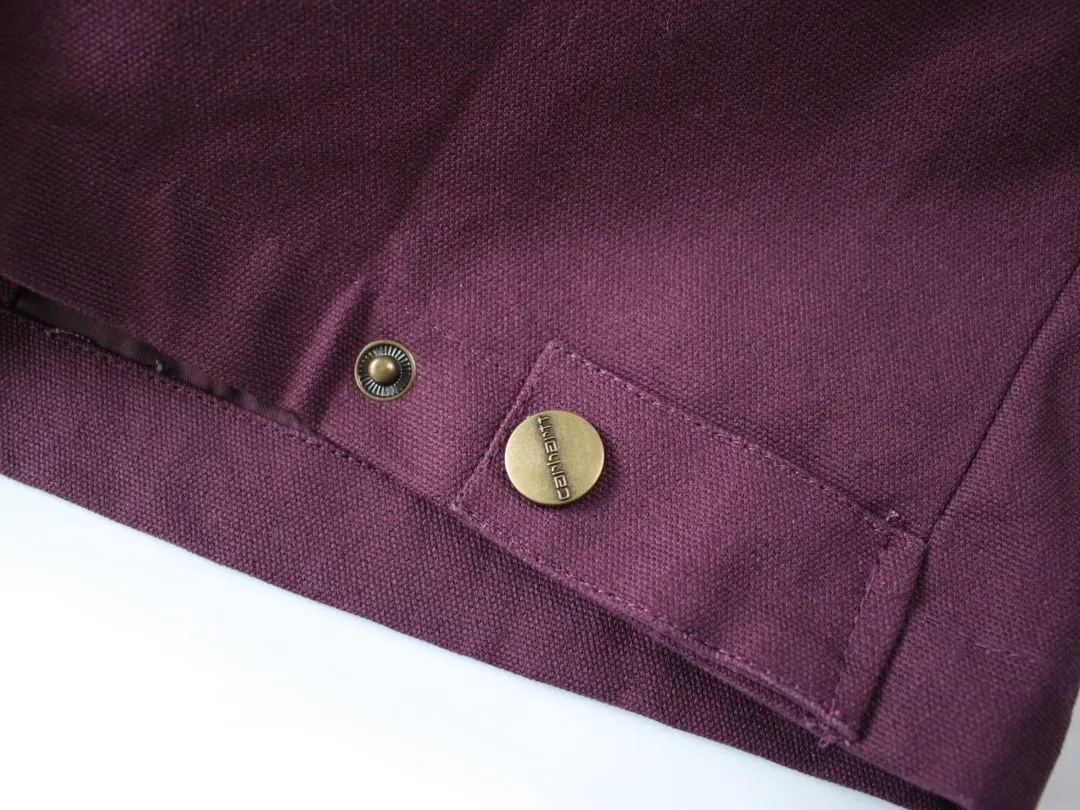 🅿️350 Carhartt Wip Carhartt classic Detroit zipper jacket couple casual workwear jacket 1️⃣The fabric is made of new environmentally friendly twill fabric. The light wash feels and the color will look better with time. It is a very high-quality fabric! 2️⃣The workmanship details are perfectly controlled, the classic logo is embroidered on the chest, the corduroy lapel highlights the unique style, the customized gold zipper, and the gold buttons all have logos that become more unique as they wear out with use! 3️⃣ Suitable for daily wear and can be worn in various styles. It is a very versatile jacket for men and women!  Color: black, yellow, purple Size: S, M, L, XL