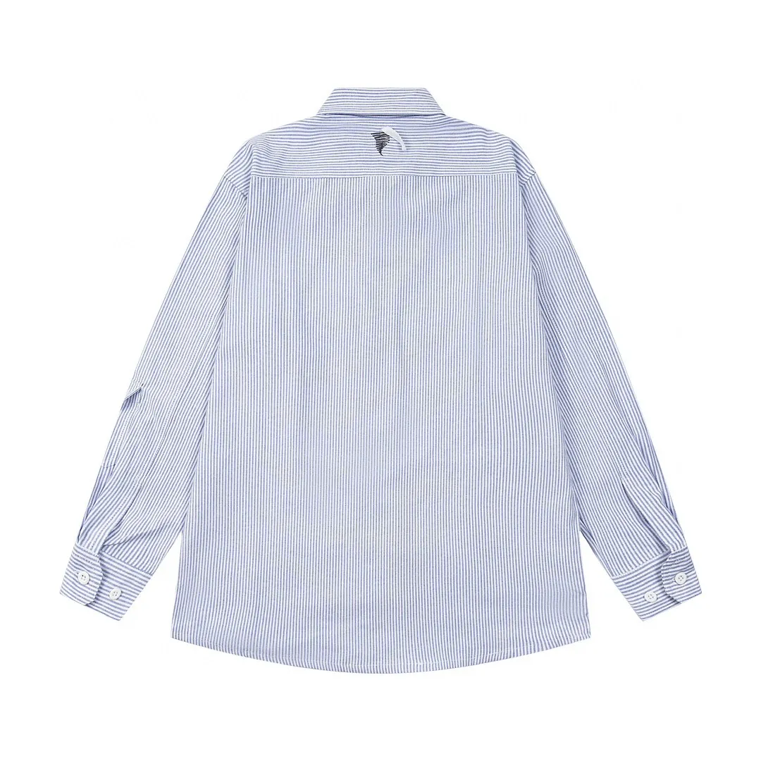 🅿️260 Carhart WIP ✖️ Invincible Carhart joint limited workwear striped shirt couple jacket 1️⃣ Made of thickened Oxford striped fabric, which is relatively thicker than ordinary shirt fabrics, and the workmanship details are perfectly controlled! The multi-pocket workwear design style can be worn perfectly with shirts and jackets! 2️⃣It is very youthful and energetic, and can be easily worn by both men and women. It is very in line with the fashion aesthetic concepts of today's young people! 3️⃣ A full set of customized accessories, complete with three standards, same style for men and women, a must-have for couples! Color: Striped Blue Sizes: S, M, L, XL
