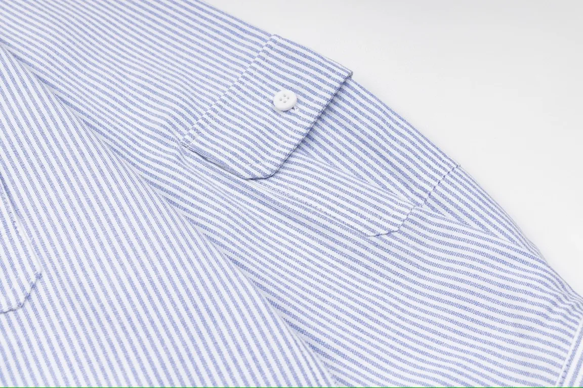 🅿️260 Carhart WIP ✖️ Invincible Carhart joint limited workwear striped shirt couple jacket 1️⃣ Made of thickened Oxford striped fabric, which is relatively thicker than ordinary shirt fabrics, and the workmanship details are perfectly controlled! The multi-pocket workwear design style can be worn perfectly with shirts and jackets! 2️⃣It is very youthful and energetic, and can be easily worn by both men and women. It is very in line with the fashion aesthetic concepts of today's young people! 3️⃣ A full set of customized accessories, complete with three standards, same style for men and women, a must-have for couples! Color: Striped Blue Sizes: S, M, L, XL