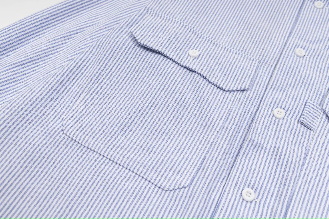 🅿️260 Carhart WIP ✖️ Invincible Carhart joint limited workwear striped shirt couple jacket 1️⃣ Made of thickened Oxford striped fabric, which is relatively thicker than ordinary shirt fabrics, and the workmanship details are perfectly controlled! The multi-pocket workwear design style can be worn perfectly with shirts and jackets! 2️⃣It is very youthful and energetic, and can be easily worn by both men and women. It is very in line with the fashion aesthetic concepts of today's young people! 3️⃣ A full set of customized accessories, complete with three standards, same style for men and women, a must-have for couples! Color: Striped Blue Sizes: S, M, L, XL