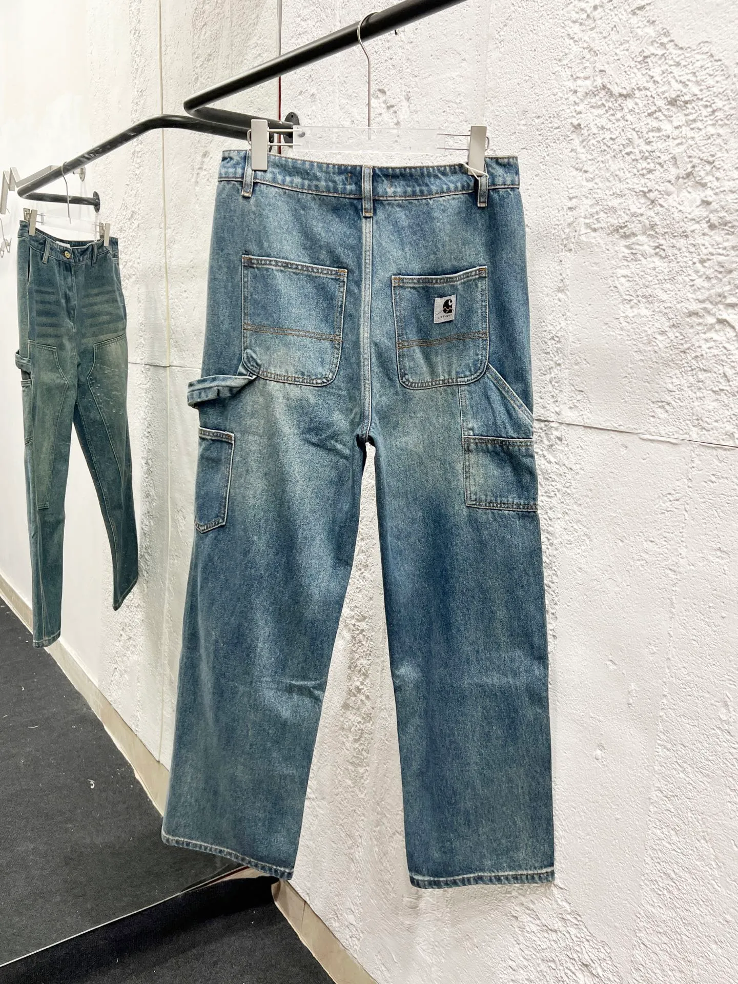 🅿️260 model number: H922 Carhartt WIP｜25ss Carhartt American retro loose heavyweight washed logging workwear jeans. The overall tailoring adopts three-dimensional structure cutting. The splicing workwear has excellent visual effects. The workwear design is simple but not simple. Inspired by the retro of the 1980s, customized fabrics, dyed in the same vat, feel comfortable, fashionable and personalized, super versatile and good-looking, very suitable for both men and women, a must-have item, hang tag, collar label, washed wheat, three labels are complete, ergonomic, more flexible when wearing! The cut is streamlined and streamlined, allowing you to move flexibly with your body! Integrates functionality, beauty and durability! Suitable for business, travel, leisure and many other occasions! Straight version Color: washed blue Size: 30 32 34 36