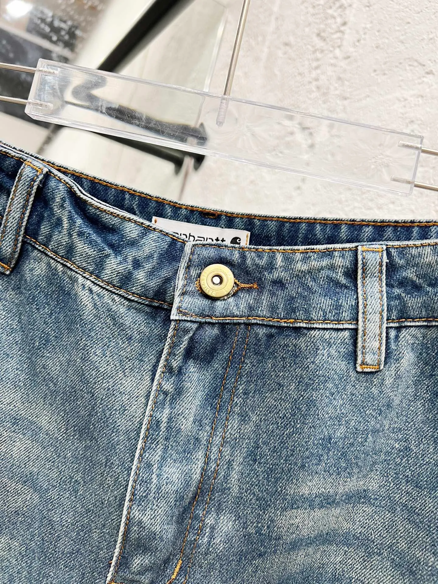🅿️260 model number: H922 Carhartt WIP｜25ss Carhartt American retro loose heavyweight washed logging workwear jeans. The overall tailoring adopts three-dimensional structure cutting. The splicing workwear has excellent visual effects. The workwear design is simple but not simple. Inspired by the retro of the 1980s, customized fabrics, dyed in the same vat, feel comfortable, fashionable and personalized, super versatile and good-looking, very suitable for both men and women, a must-have item, hang tag, collar label, washed wheat, three labels are complete, ergonomic, more flexible when wearing! The cut is streamlined and streamlined, allowing you to move flexibly with your body! Integrates functionality, beauty and durability! Suitable for business, travel, leisure and many other occasions! Straight version Color: washed blue Size: 30 32 34 36
